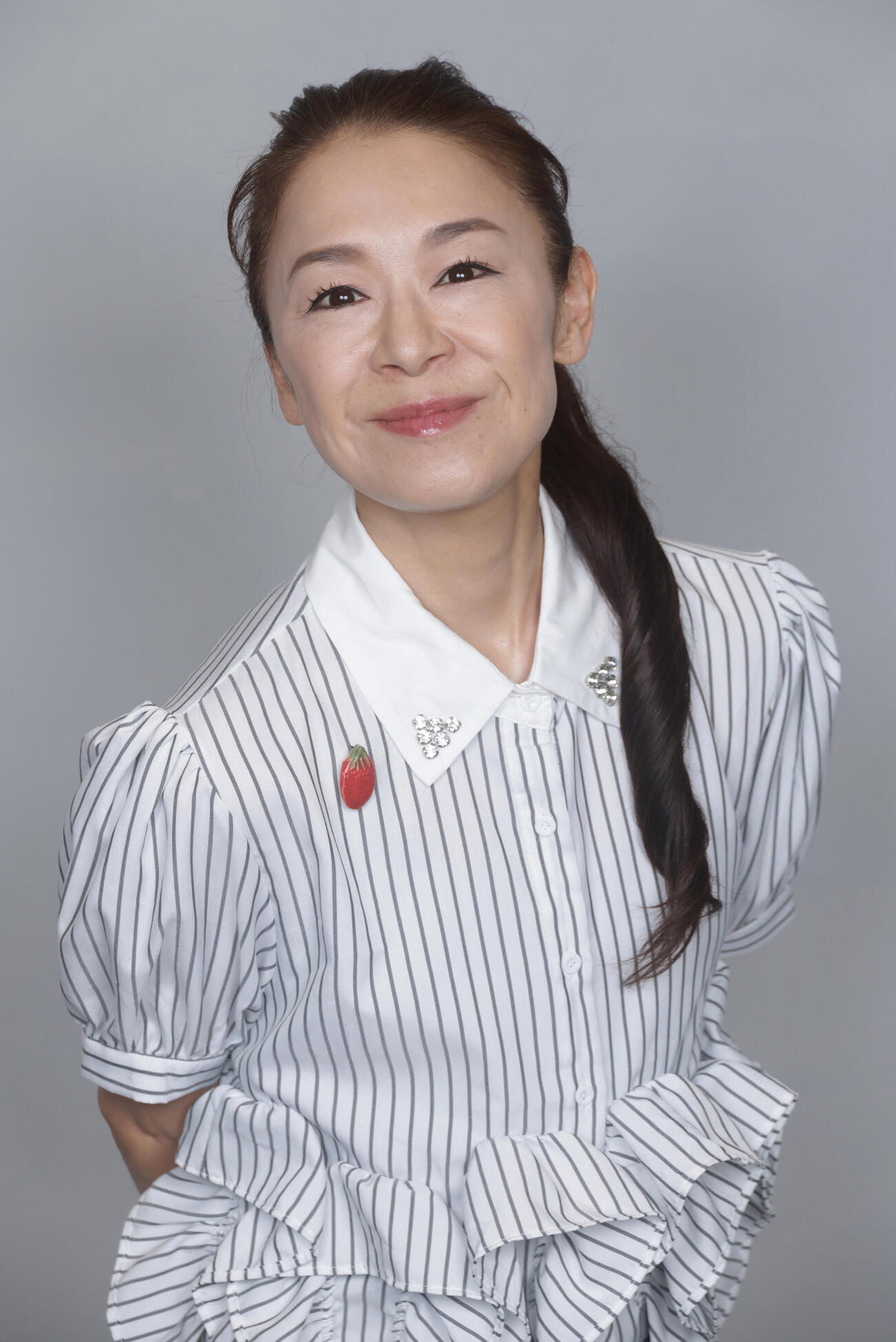 襟元に自作のブローチを身につけ新曲への意気込みを語る岩本公水（撮影・中島郁夫）