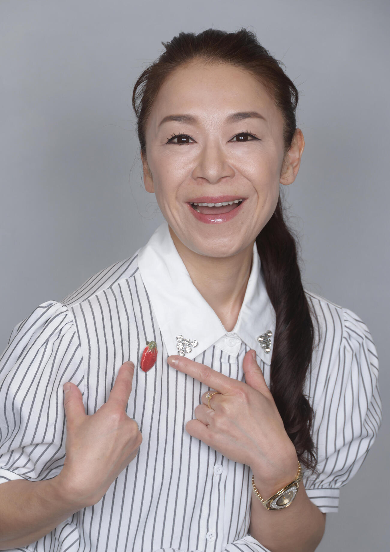 襟元に自作のブローチを身につけ新曲への意気込みを語る岩本公水（撮影・中島郁夫）