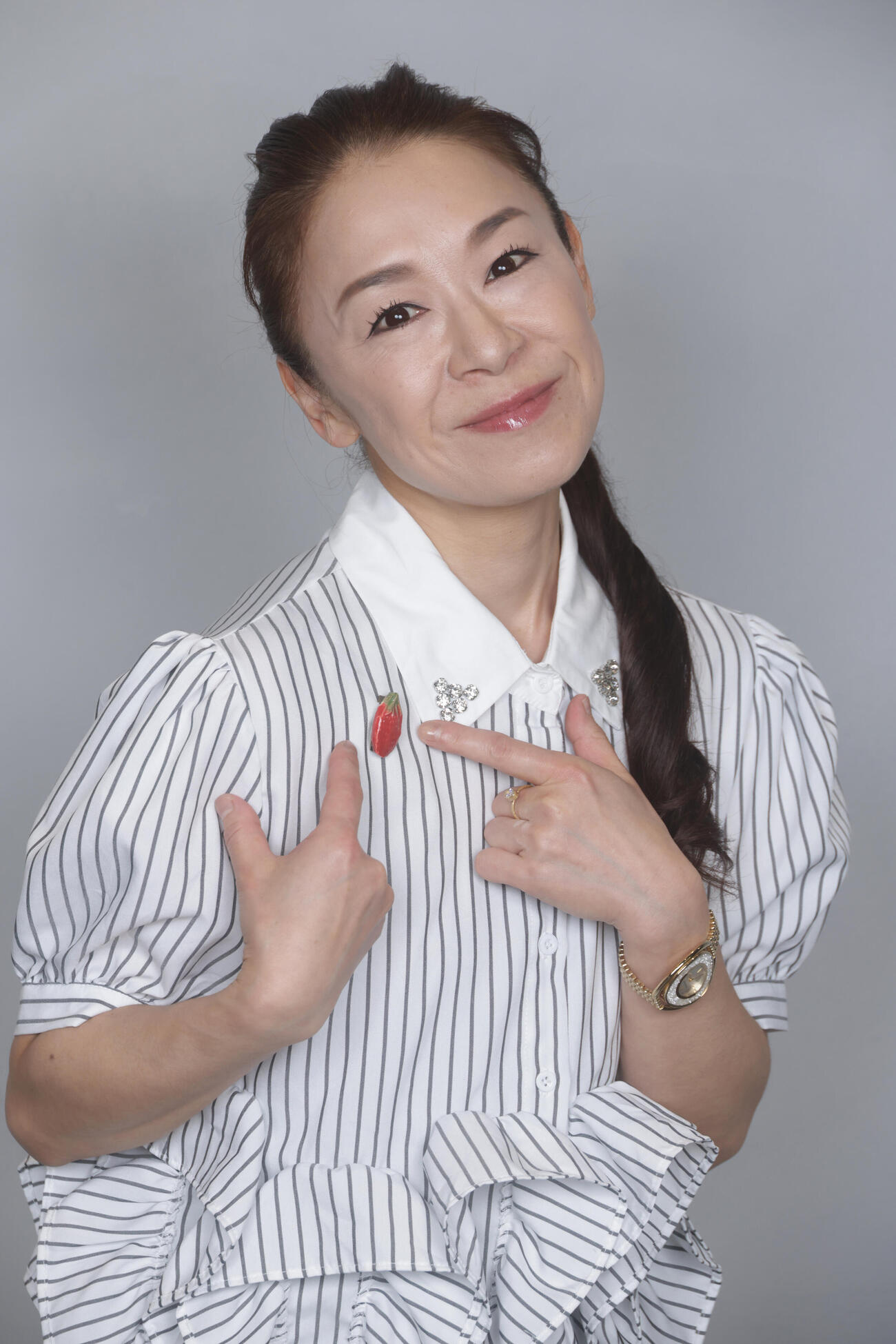 襟元に自作のブローチを身につけ新曲への意気込みを語る岩本公水（撮影・中島郁夫）