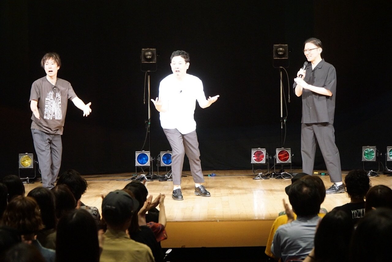 単独ライブ「約束」を行ったマシンガンズ滝沢秀一（左）と西堀亮（中央）とガクテンソク奥田修二