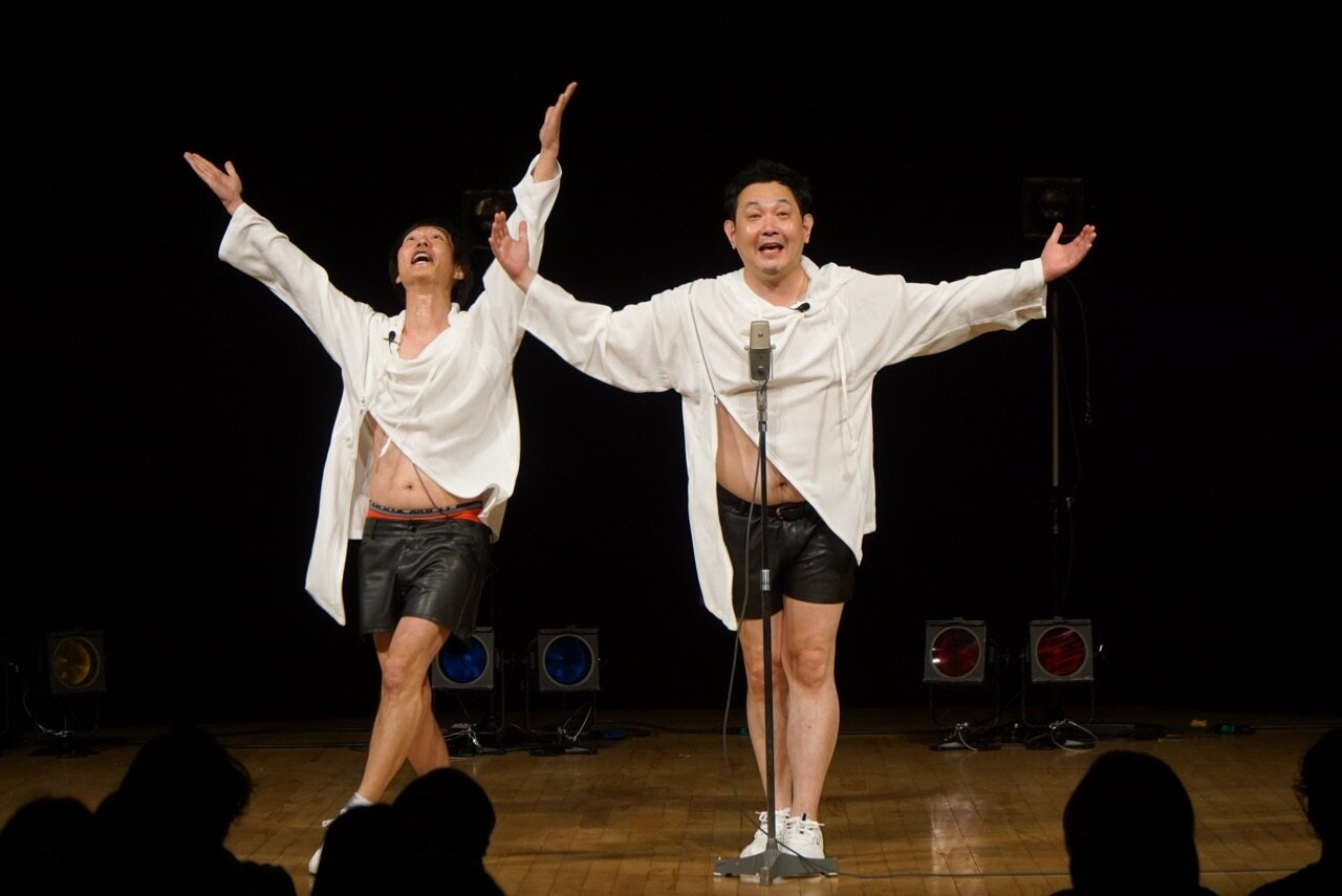 単独ライブ「約束」を行ったマシンガンズ滝沢秀一（左）と西堀亮