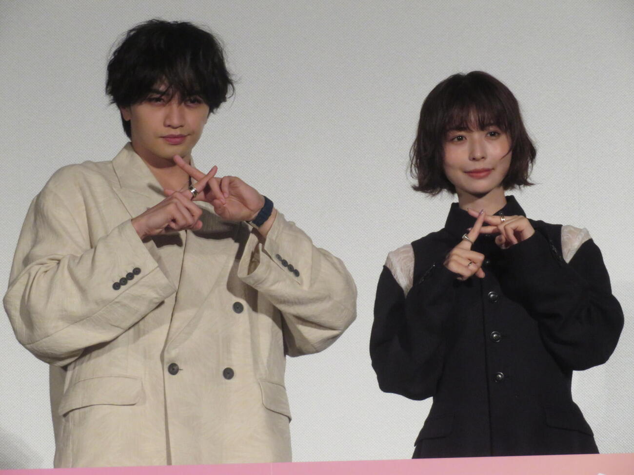 映画「ラブ≠コメディ」公開後舞台あいさつに登壇した中島健人、長濱ねる