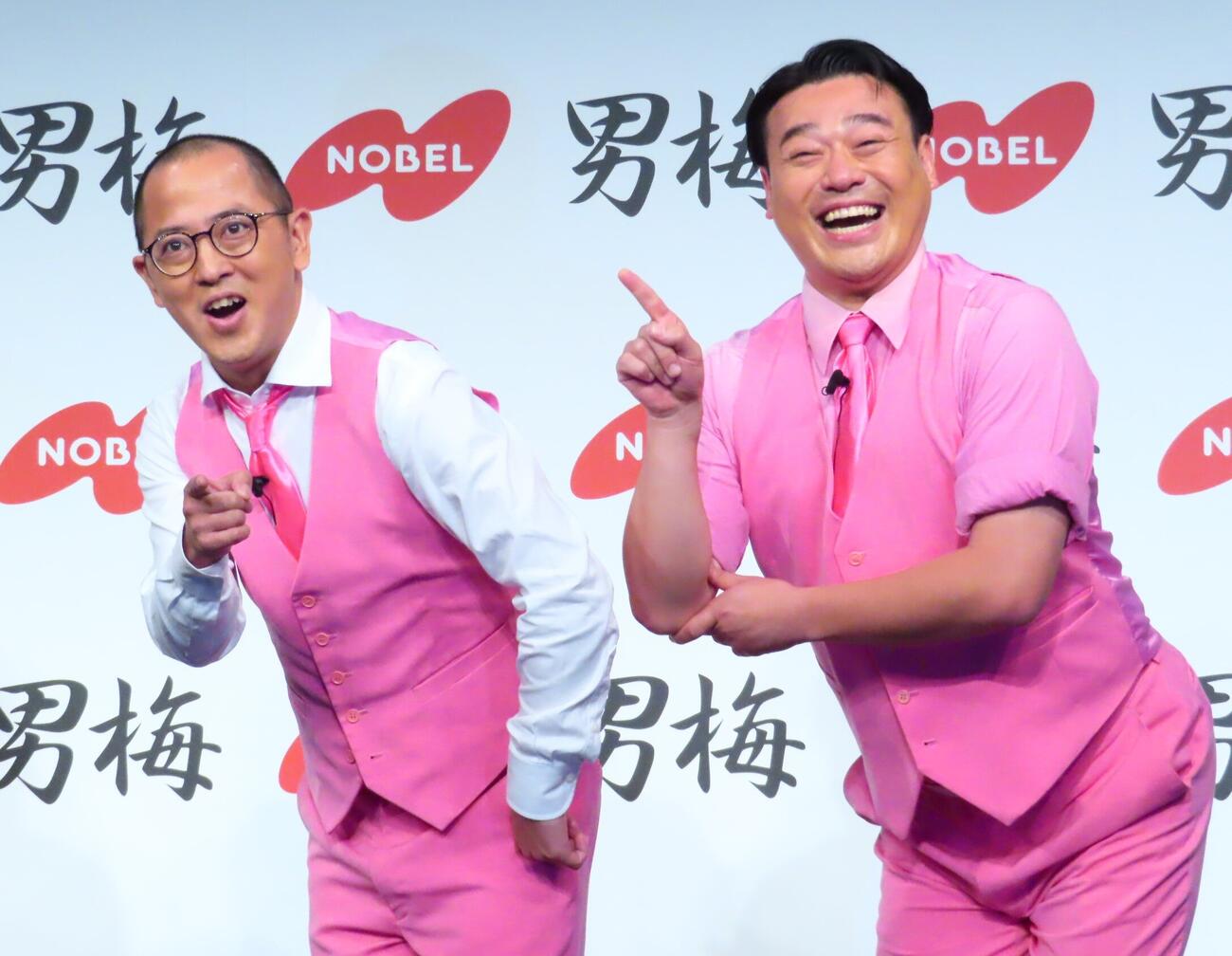 「梅干しの、その先へ。」ノーベル製菓男梅新章開幕記念PRイベントに出席した日本一おもしろい大崎（左）と大ちゃん