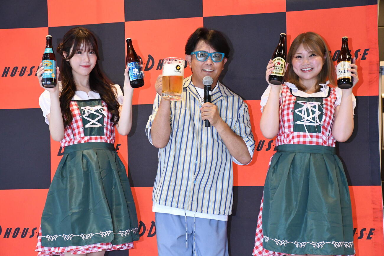 「UMEDA BEER FEST2026」でビアガールとともに乾杯する前田耕陽（中央）（撮影・阪口孝志）