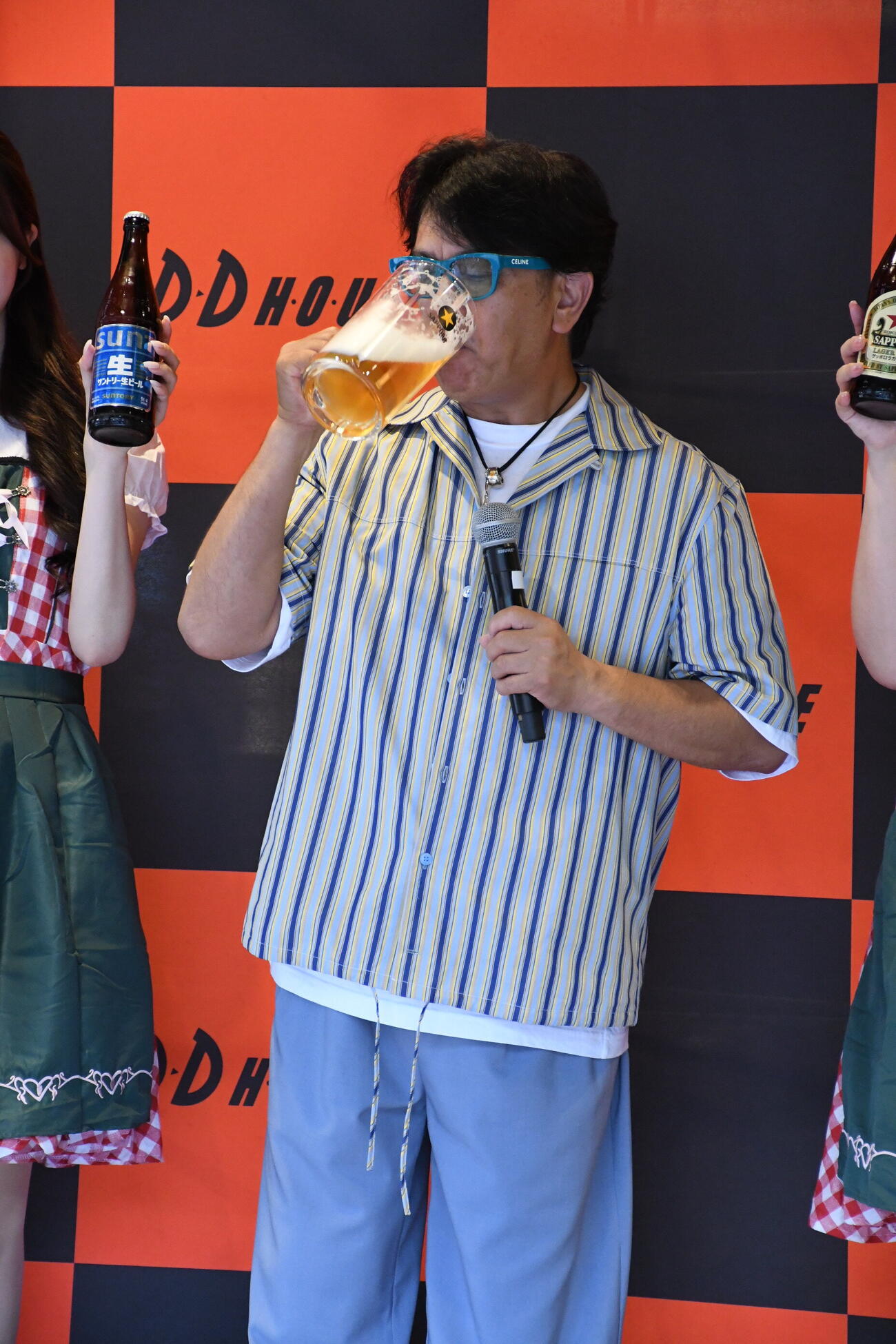 「UMEDA BEER FEST2026」でビールを豪快に飲む前田耕陽（撮影・阪口孝志）