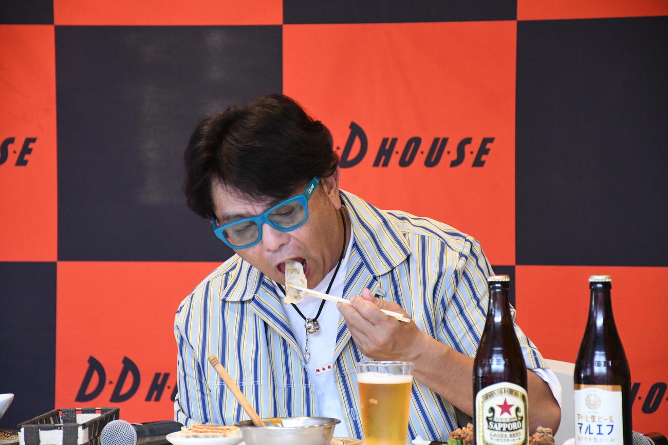 「UMEDA BEER FEST2026」で餃子に舌鼓を打つ前田耕陽（撮影・阪口孝志）