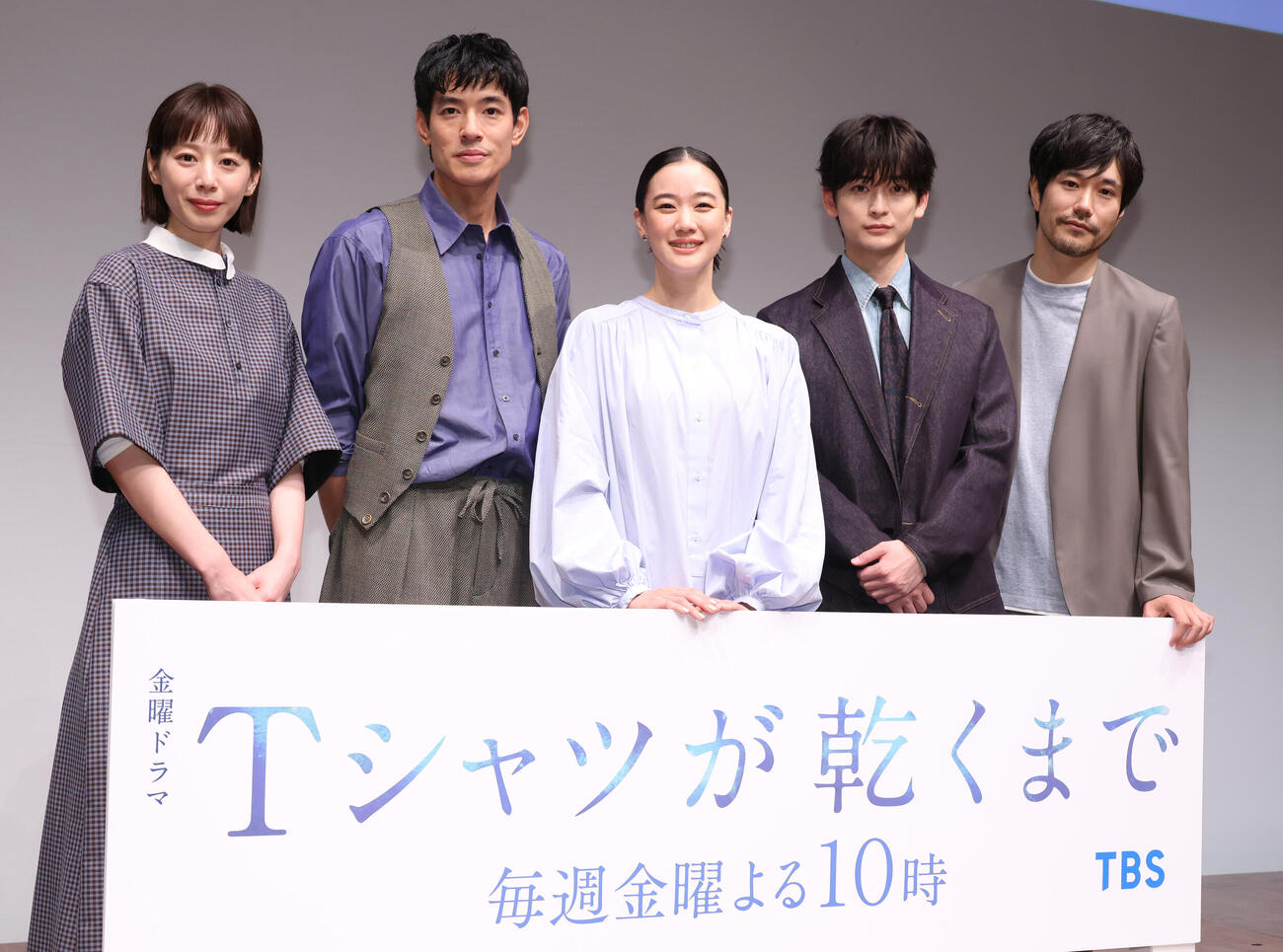 ドラマ「Tシャツが乾くまで」トークイベントを行った、左から夏帆、中島歩、蒼井優、高橋文哉、松山ケンイチ（撮影・中島郁夫）