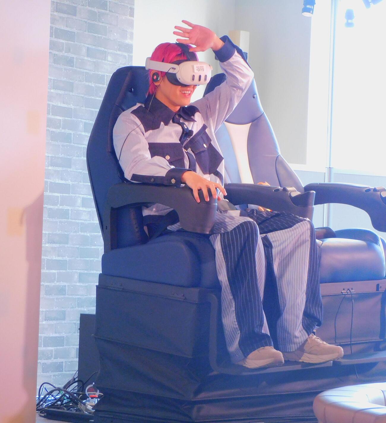 VRアトラクションを体験する兼近大樹