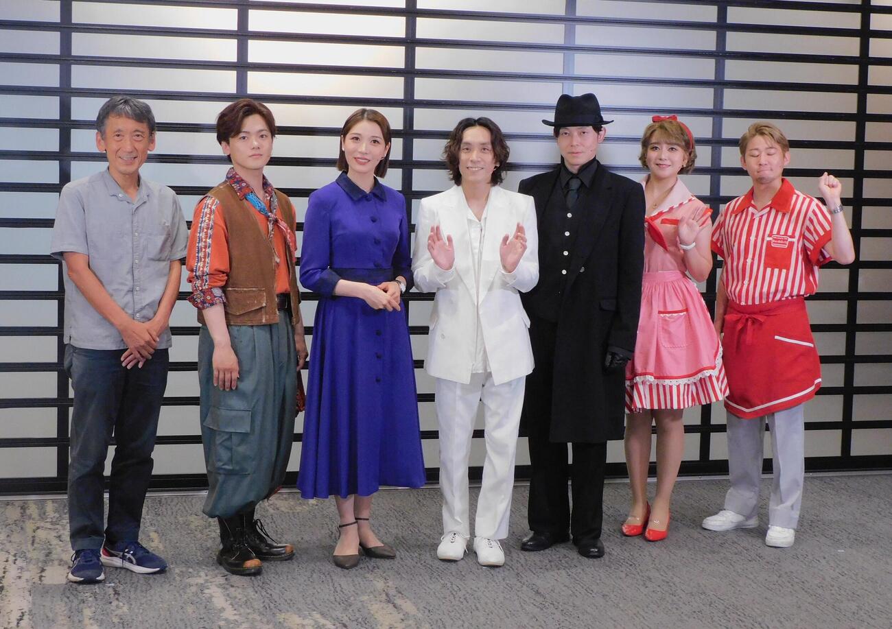 「無伴奏ソナタ－The Musical－」取材会に登壇した、左から成井豊氏、長江崚行、真瀬はるか、平間壮一、多田直人、熊谷彩春、西川大貴