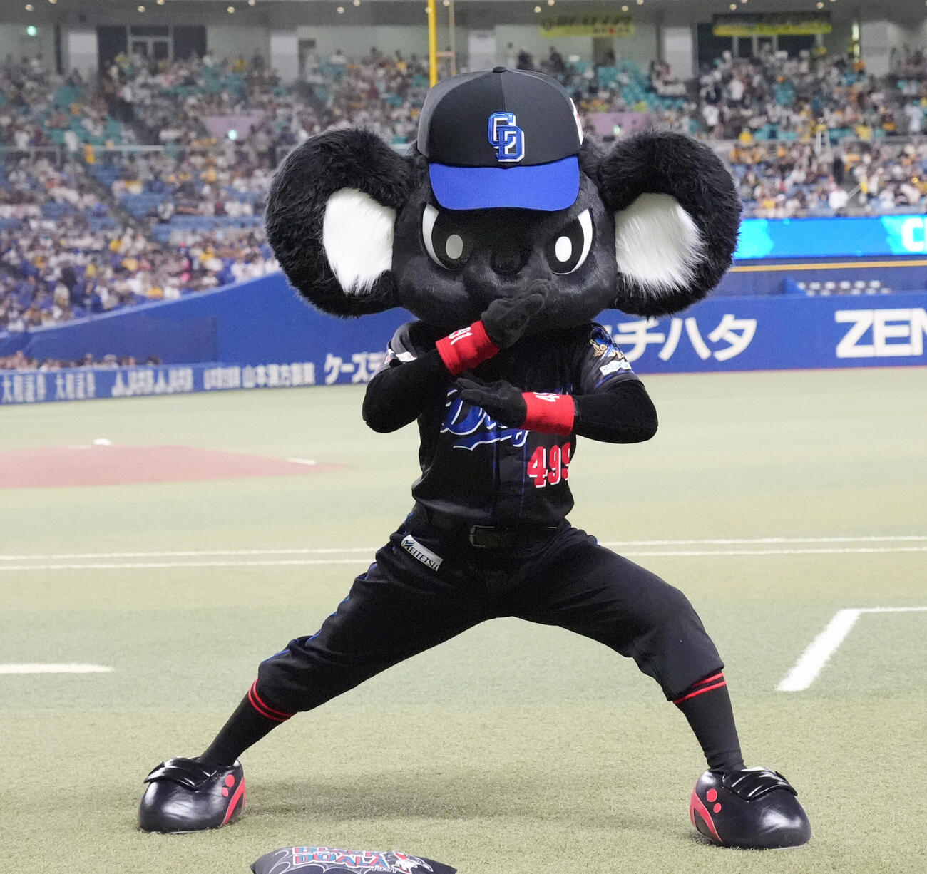 中日対阪神　試合前、ブラックユニフォームを着用しポーズを決めるブラックドアラ（撮影・森本幸一）
