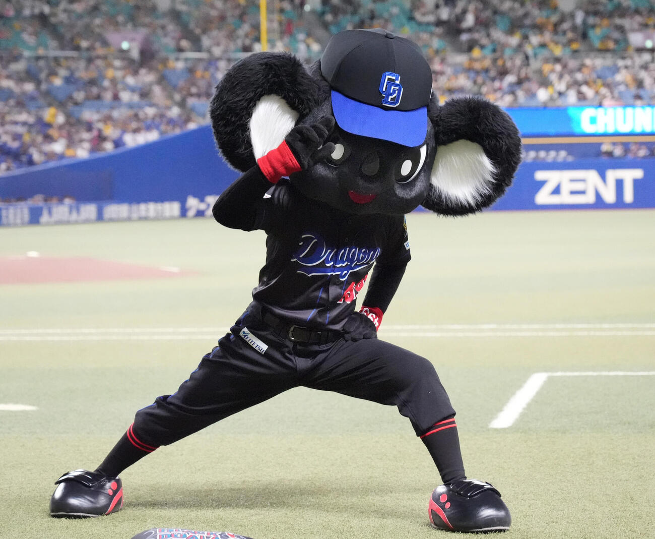 中日対阪神　試合前、ブラックユニフォームを着用しポーズを決めるブラックドアラ（撮影・森本幸一）