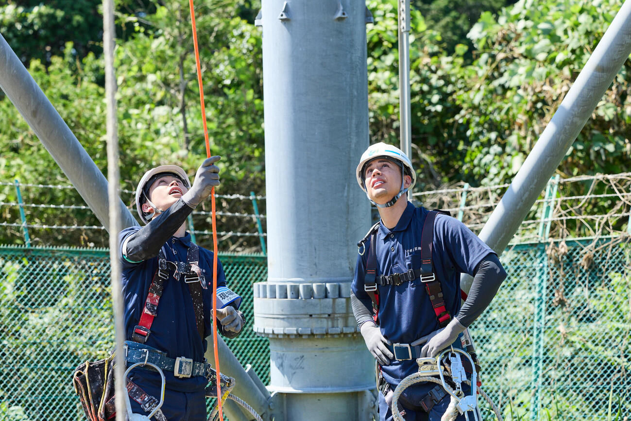 鉄塔塗装作業を体験したユージ。10代の時に約3年間、建設現場で働いていた