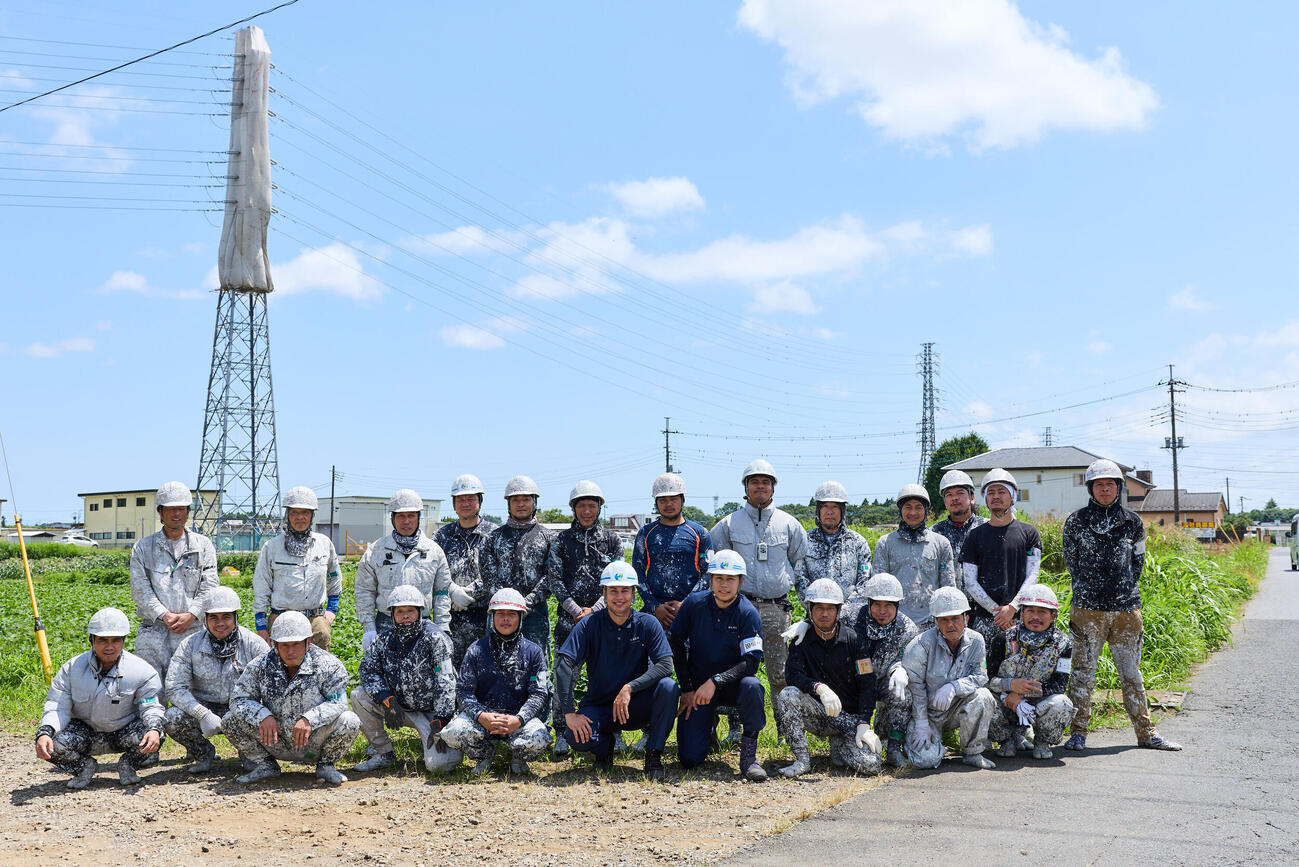 鉄塔塗装作業を体験したユージ。10代の時に約3年間、建設現場で働いていた