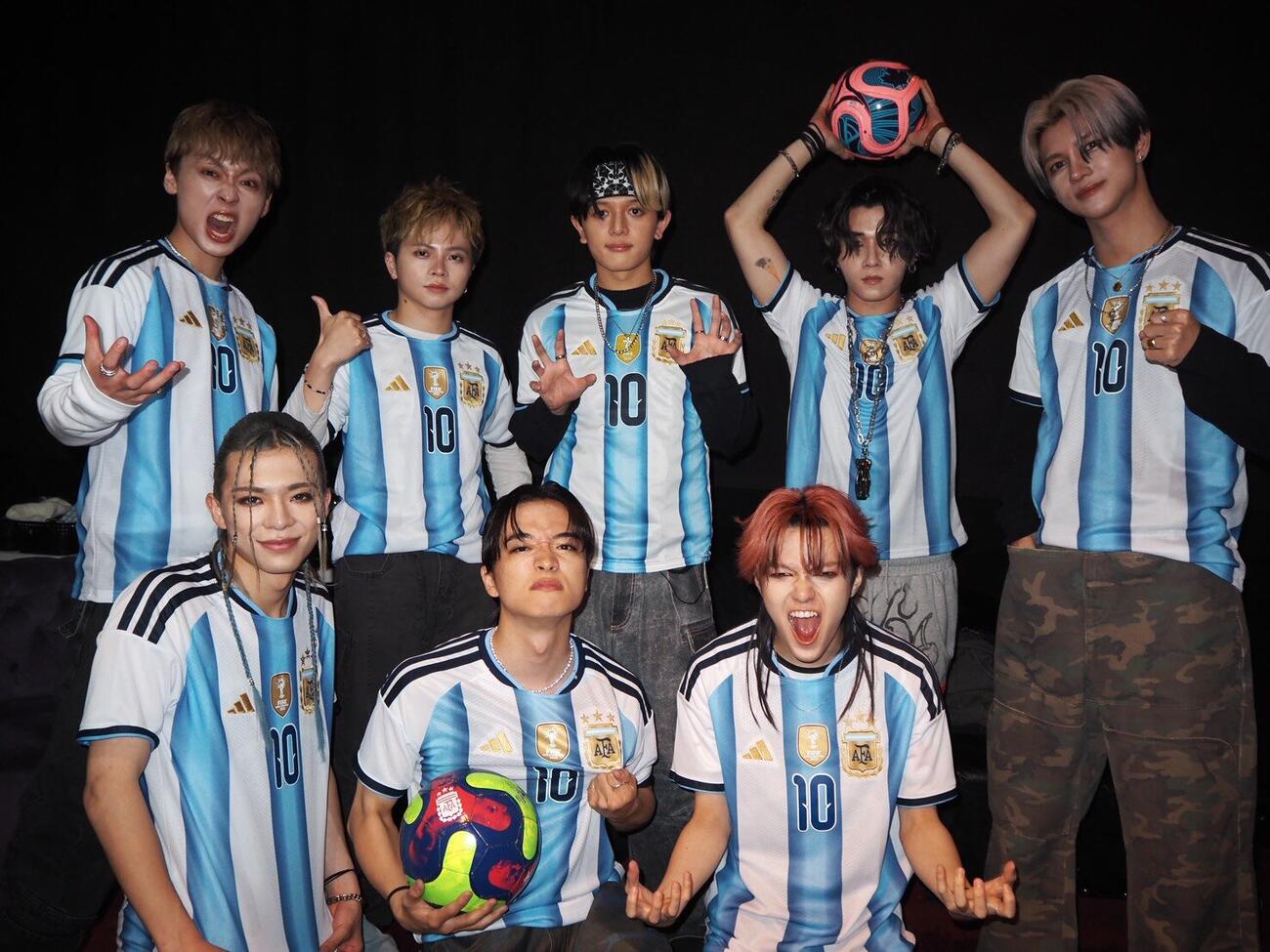 北中南米ツアーのアルゼンチン公演で、サッカーアルゼンチン代表のユニフォームを着用したONE OR EIGHT。前列左から、MIZUKI、TSUBASA、SOUMA、後列左からYUGA、TAKERU、NEO、RYOTA、REIA