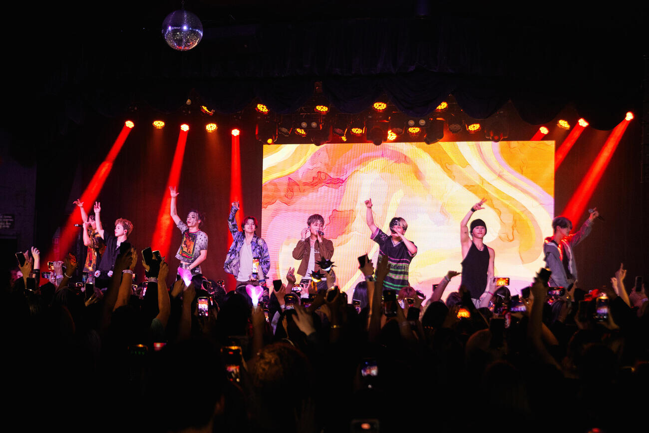 「ONE OR EIGHT 1st LIVE TOUR　－GATHER－」ロサンゼルス公演でパフォーマンスするONE OR EIGHT