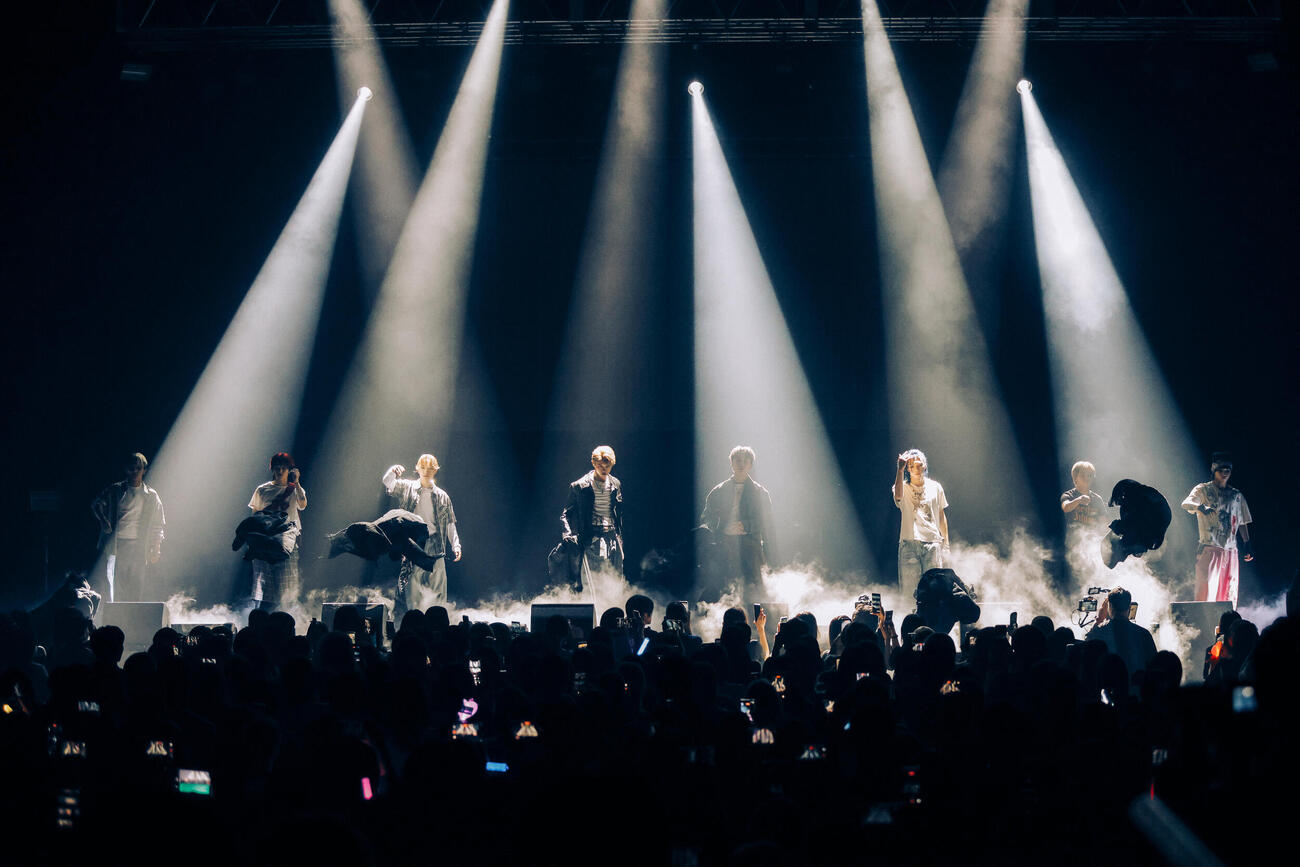 「ONE OR EIGHT 1st LIVE TOUR　－GATHER－」シカゴ公演でパフォーマンスするONE OR EIGHT（Photo by Norito Ohazama）