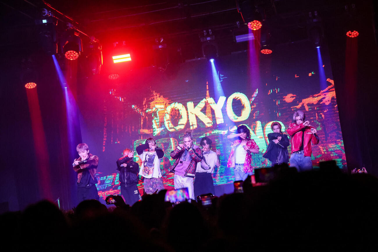 「ONE OR EIGHT 1st LIVE TOUR　－GATHER－」シカゴ公演でパフォーマンスするONE OR EIGHT