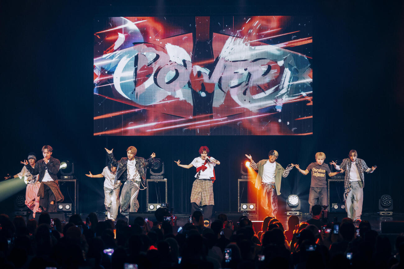 「ONE OR EIGHT 1st LIVE TOUR　－GATHER－」シカゴ公演でパフォーマンスするONE OR EIGHT（Photo by Norito Ohazama）