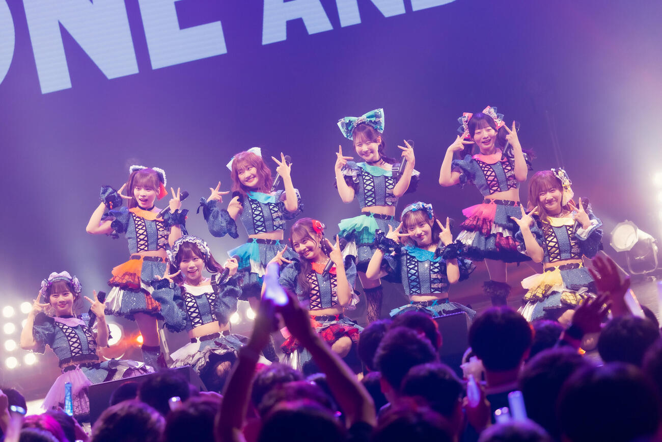 お披露目ライブを行った9人組女性新アイドルグループ、NEVER END ROLL