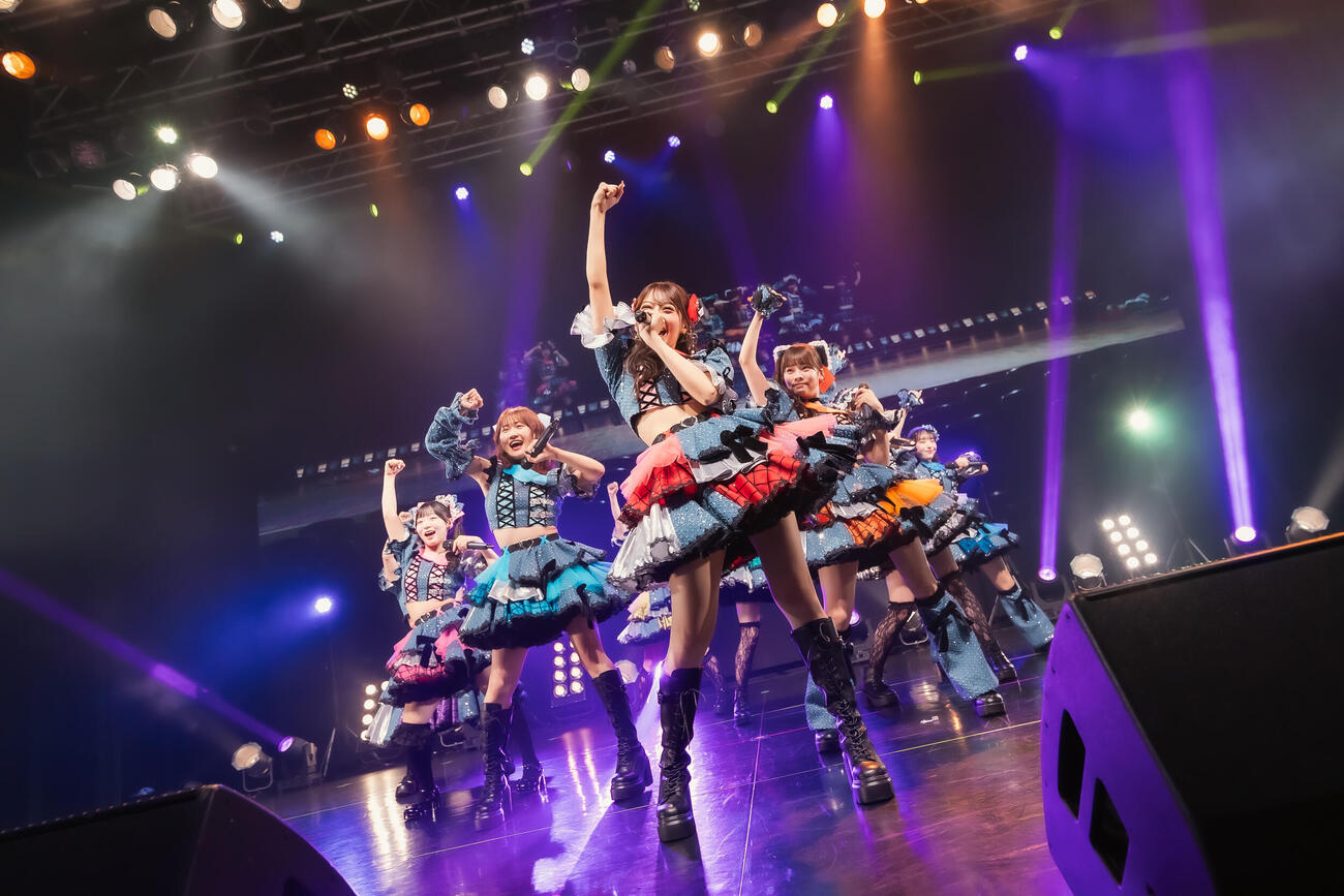お披露目ライブを行った9人組女性新アイドルグループ、NEVER END ROLL