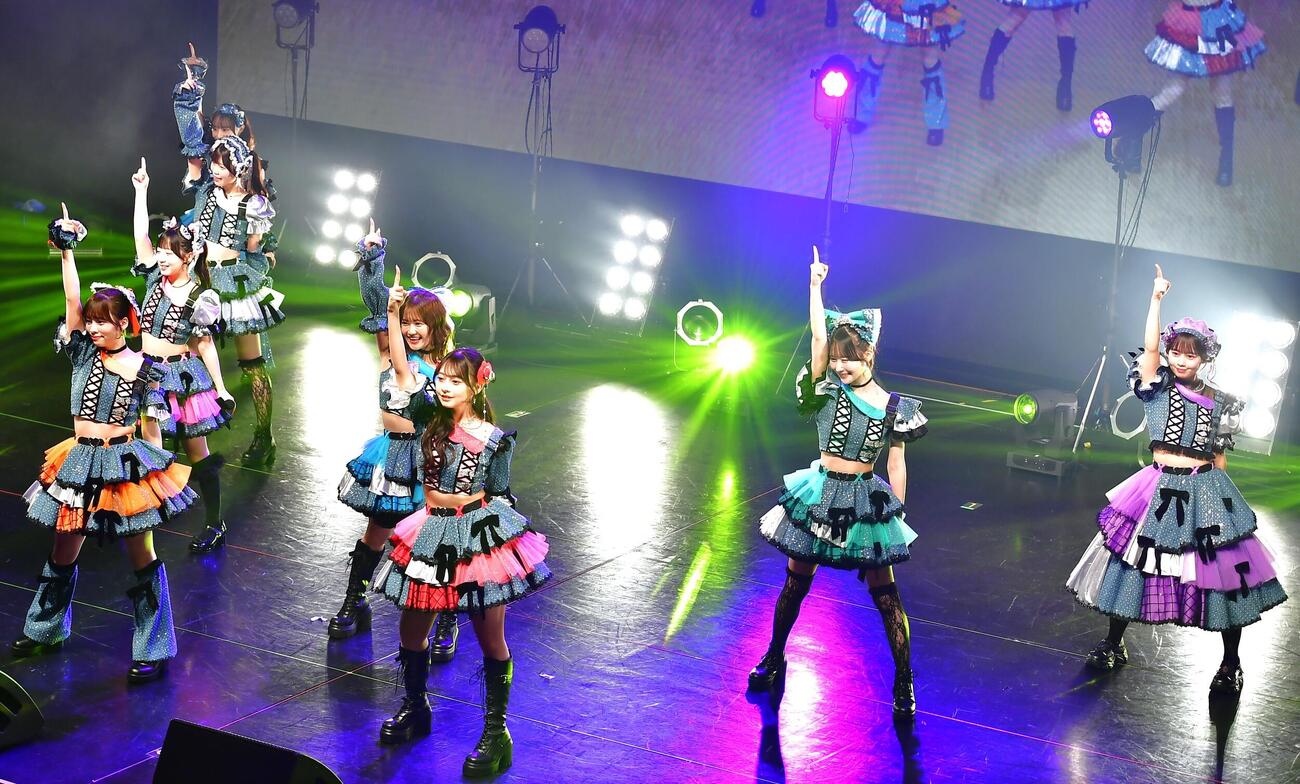 お披露目ライブを行った9人組女性新アイドルグループ、NEVER END ROLL