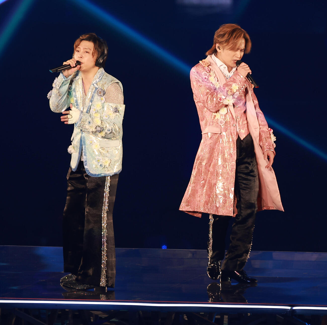 東京ドーム公演を行ったDOMOTO。堂本剛（左）と堂本光一（撮影・中島郁夫）