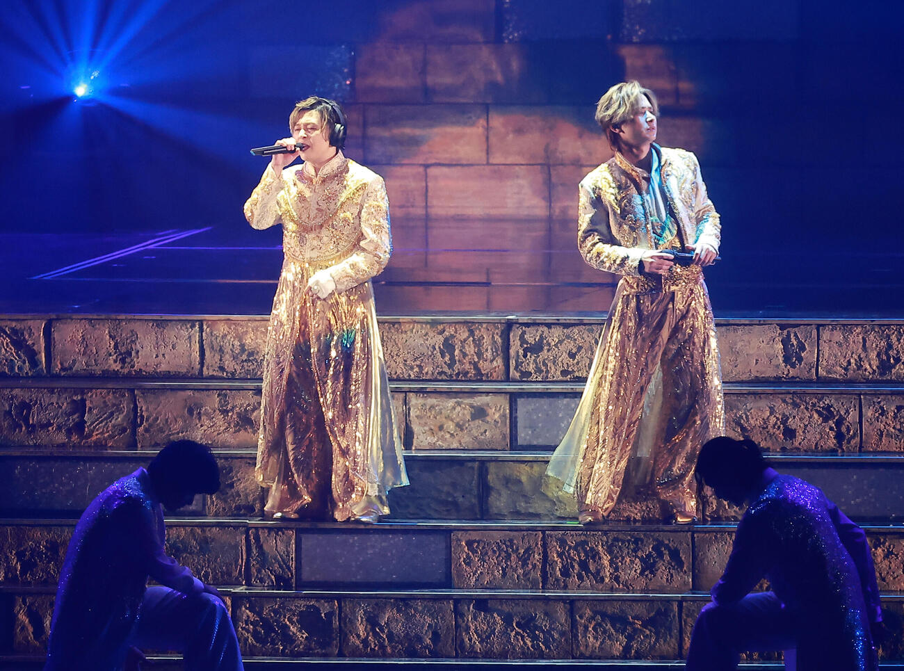 東京ドーム公演を行ったDOMOTO。堂本剛（左）と堂本光一（撮影・中島郁夫）
