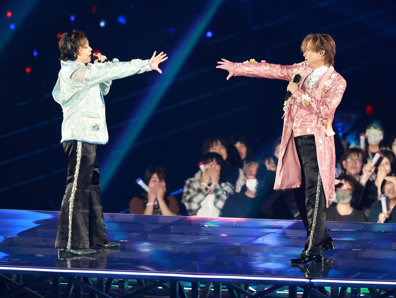 東京ドーム公演を行ったDOMOTO。堂本剛（左）と堂本光一（撮影・中島郁夫）