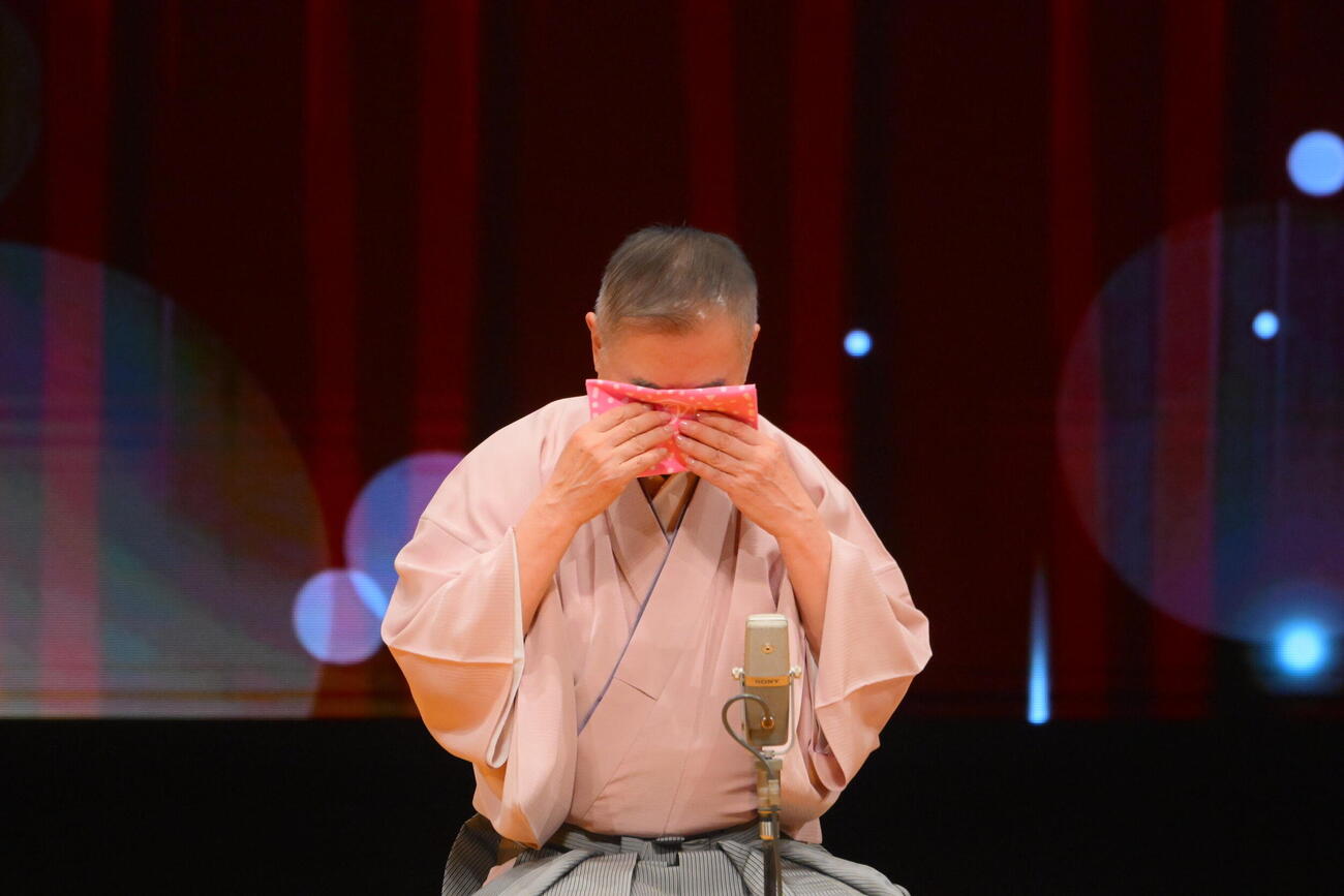 「桂文枝独演会～落語家60年目のハレ舞台～」で涙を拭う桂文枝