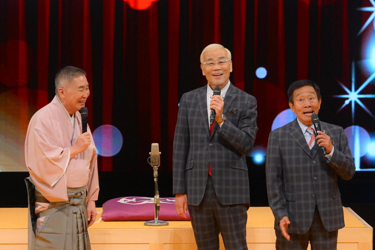「桂文枝独演会～落語家60年目のハレ舞台～」にゲスト出演し、桂文枝（左）を祝ったオール阪神・巨人