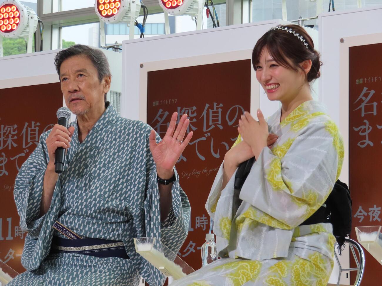 奥田瑛二（左）、吉川愛