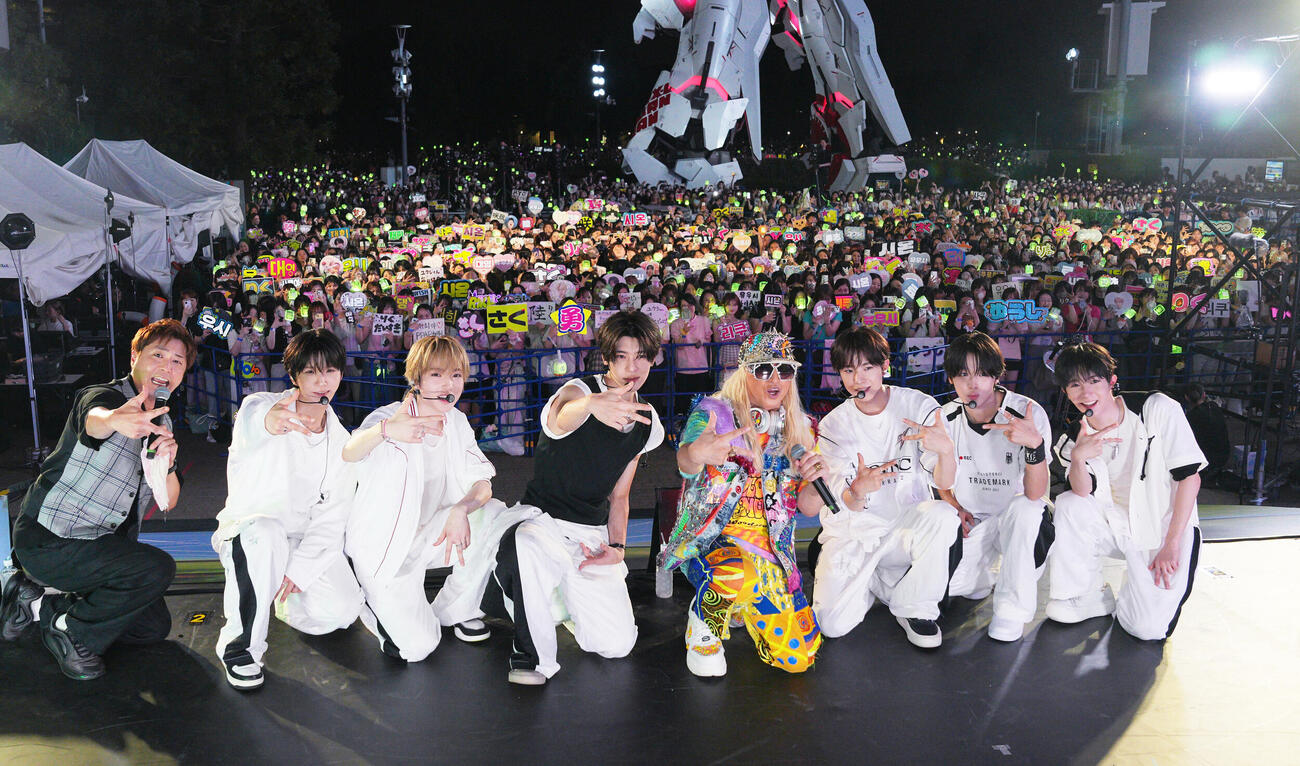 リリースショーケースを開催したNCT WISHと、DJ KOO（右から4人目）