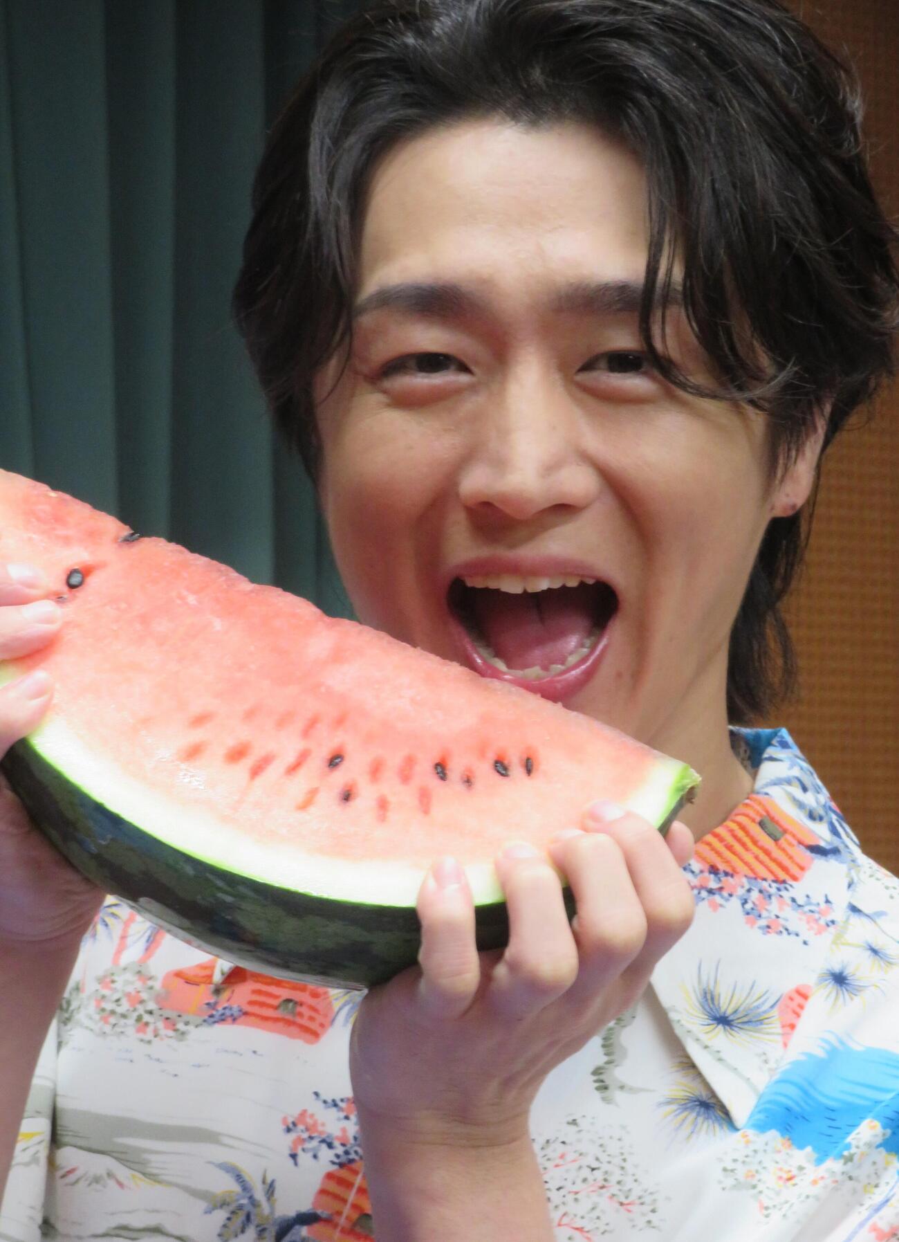 ヒット祈願でスイカ割りを行った真田ナオキ