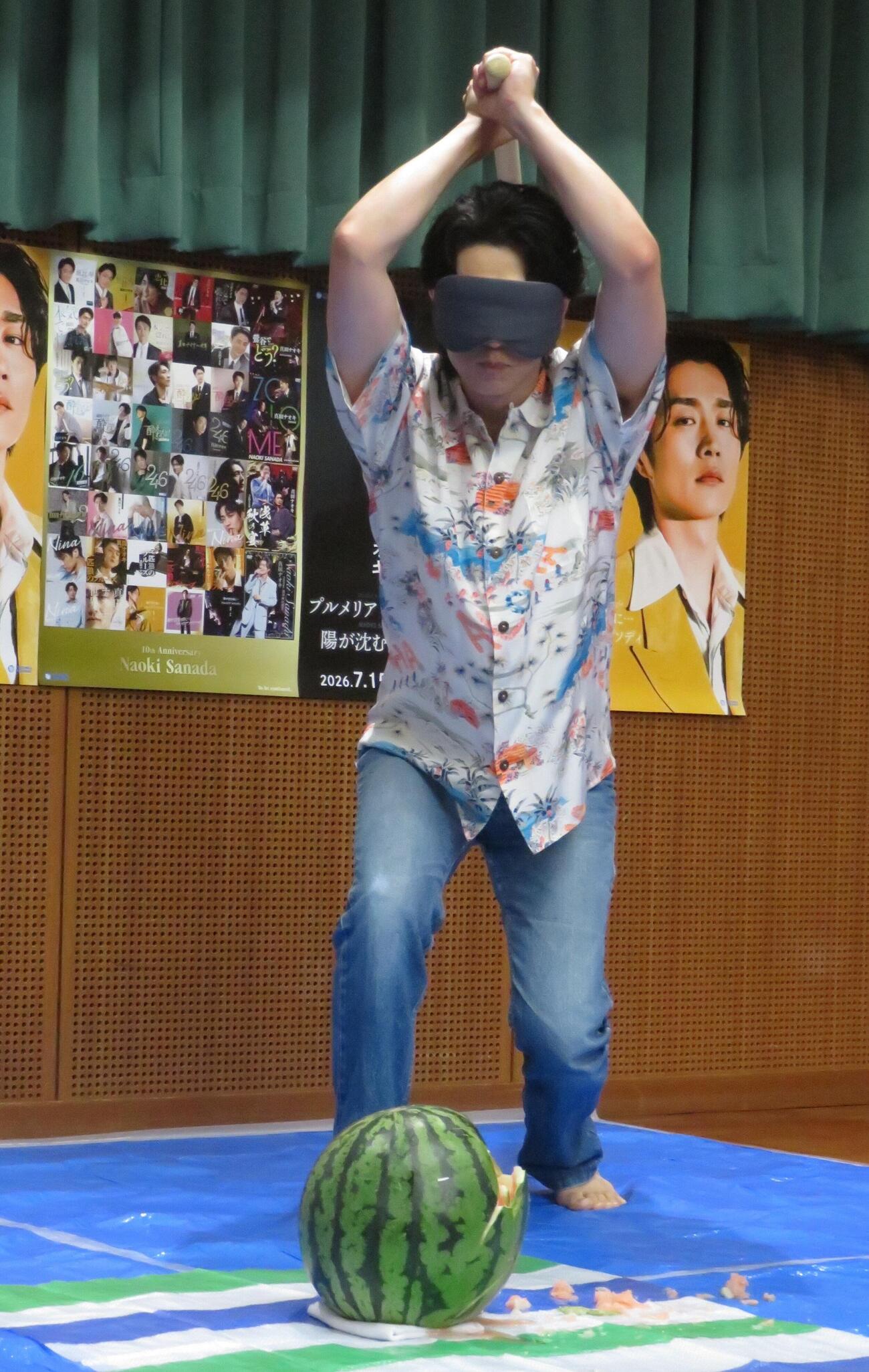 ヒット祈願でスイカ割りを行った真田ナオキ