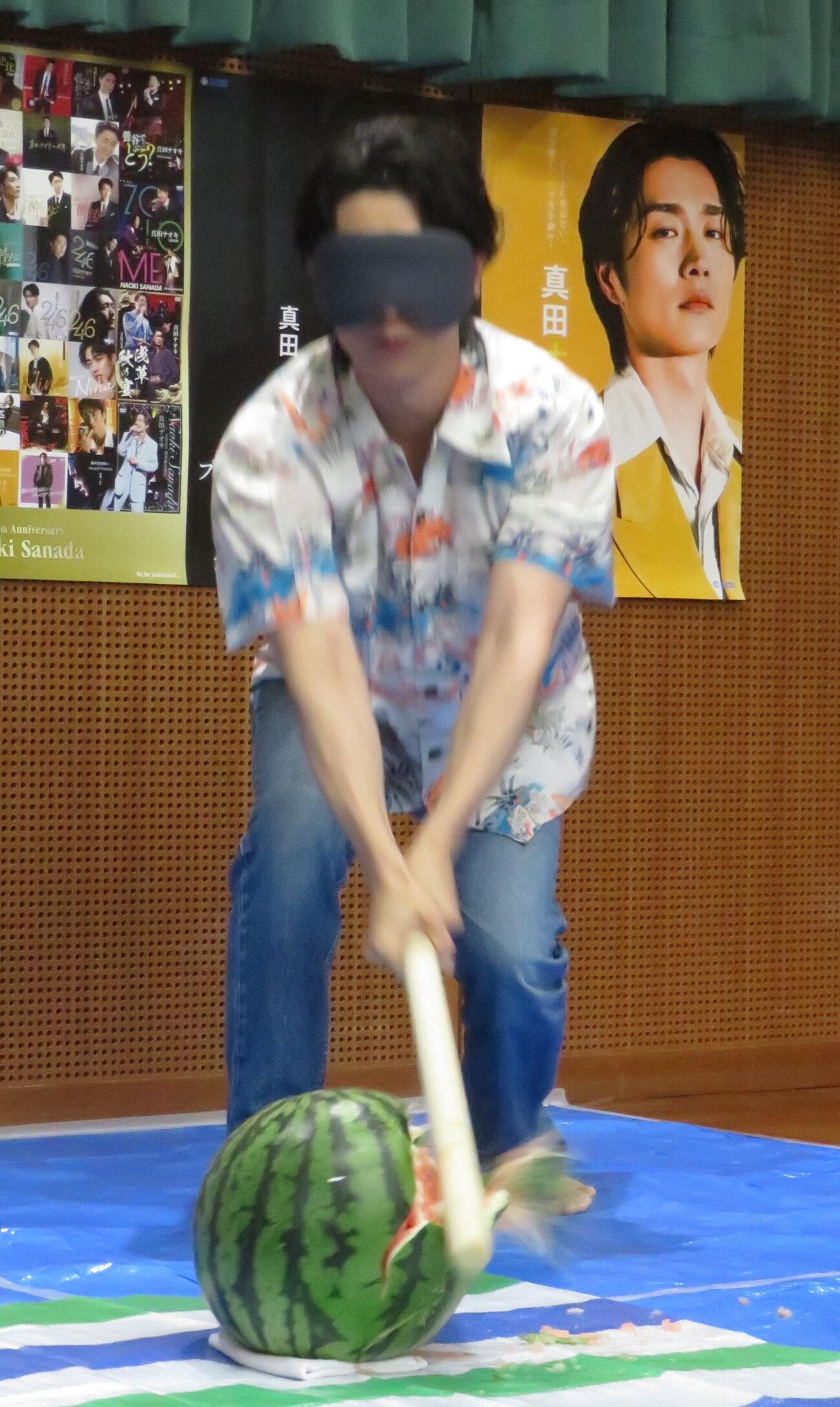 ヒット祈願でスイカ割りを行った真田ナオキ