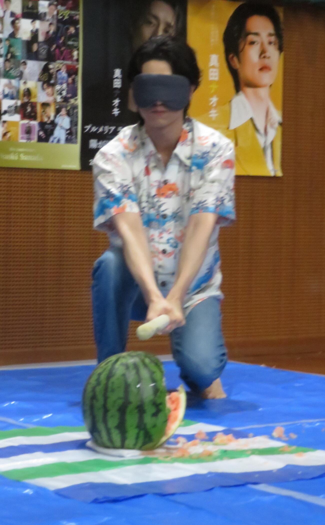 ヒット祈願でスイカ割りを行った真田ナオキ