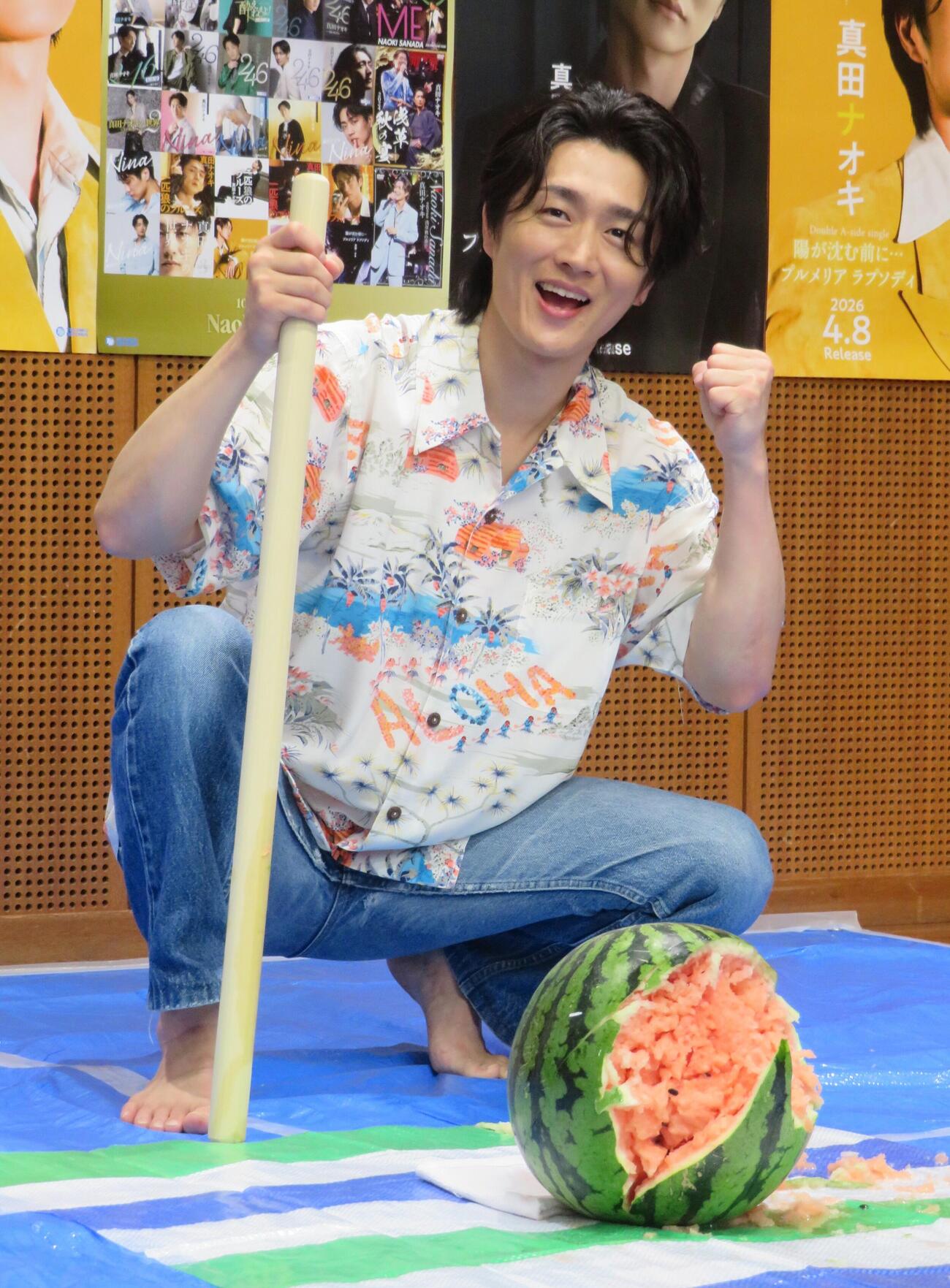 ヒット祈願でスイカ割りを行った真田ナオキ