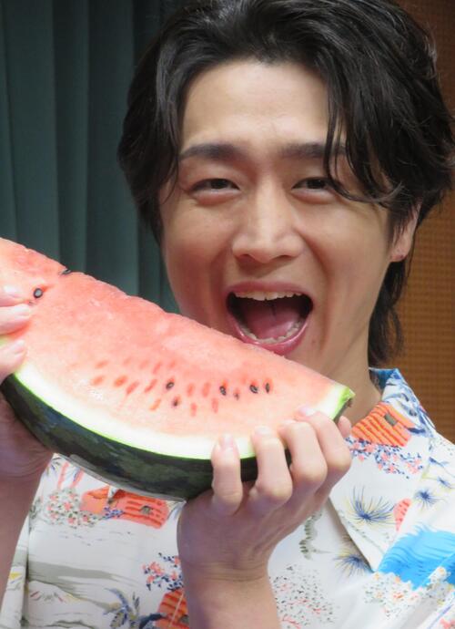 真田ナオキ　ヒット祈願でスイカ割り「かすっただけだけど曲はヒットさせたい」