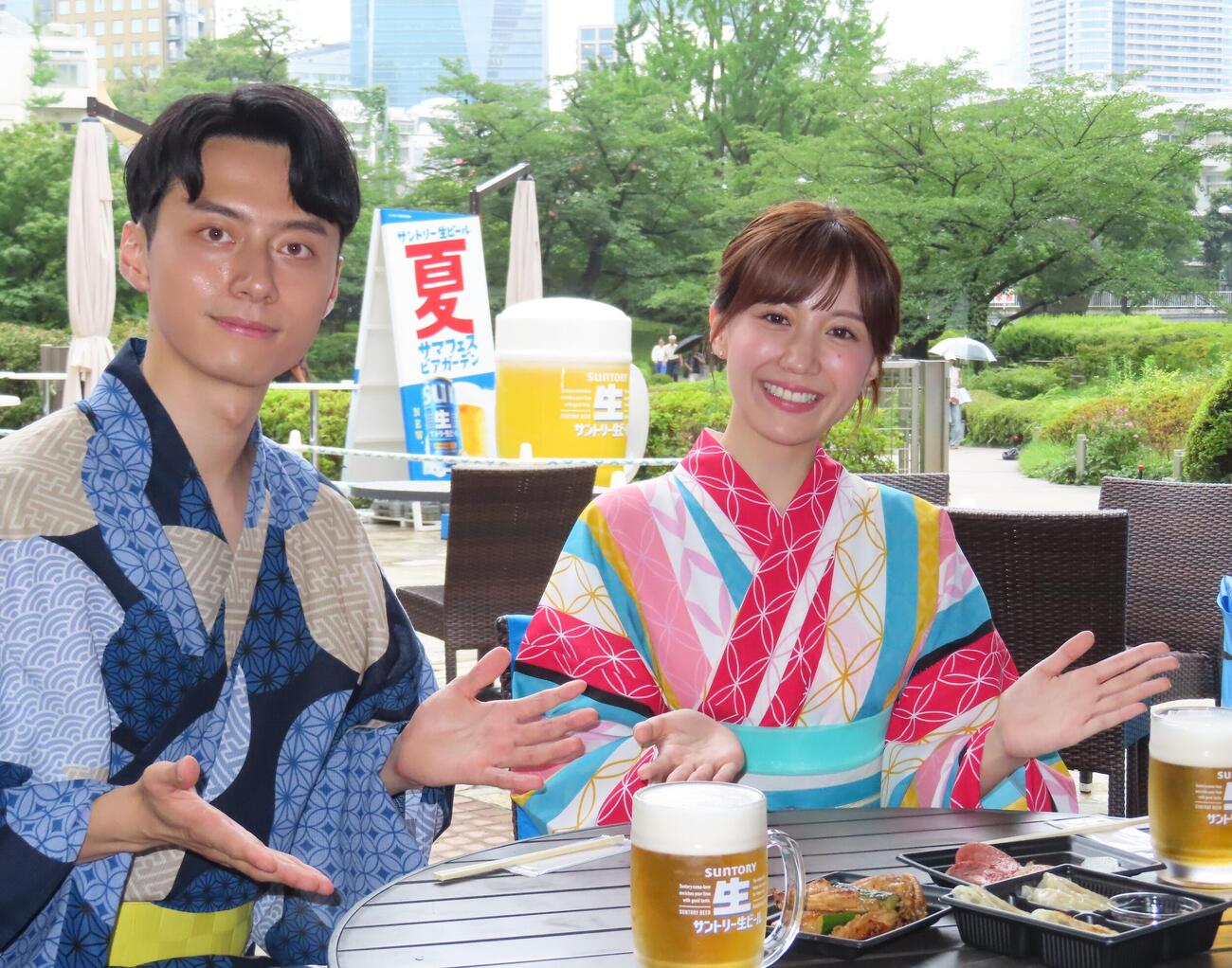 飲食ブースを紹介する森太輝アナ（左）、谷胡桃アナ