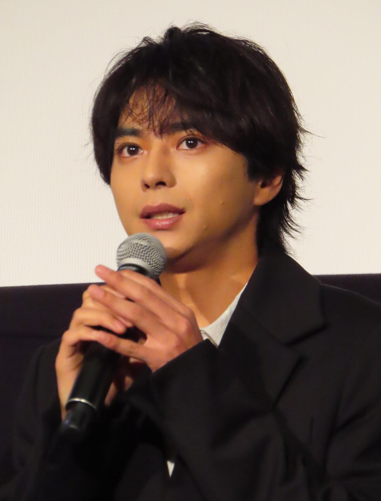 アニメーション映画「君と花火と約束と」の初日舞台あいさつに出席した佐藤勝利
