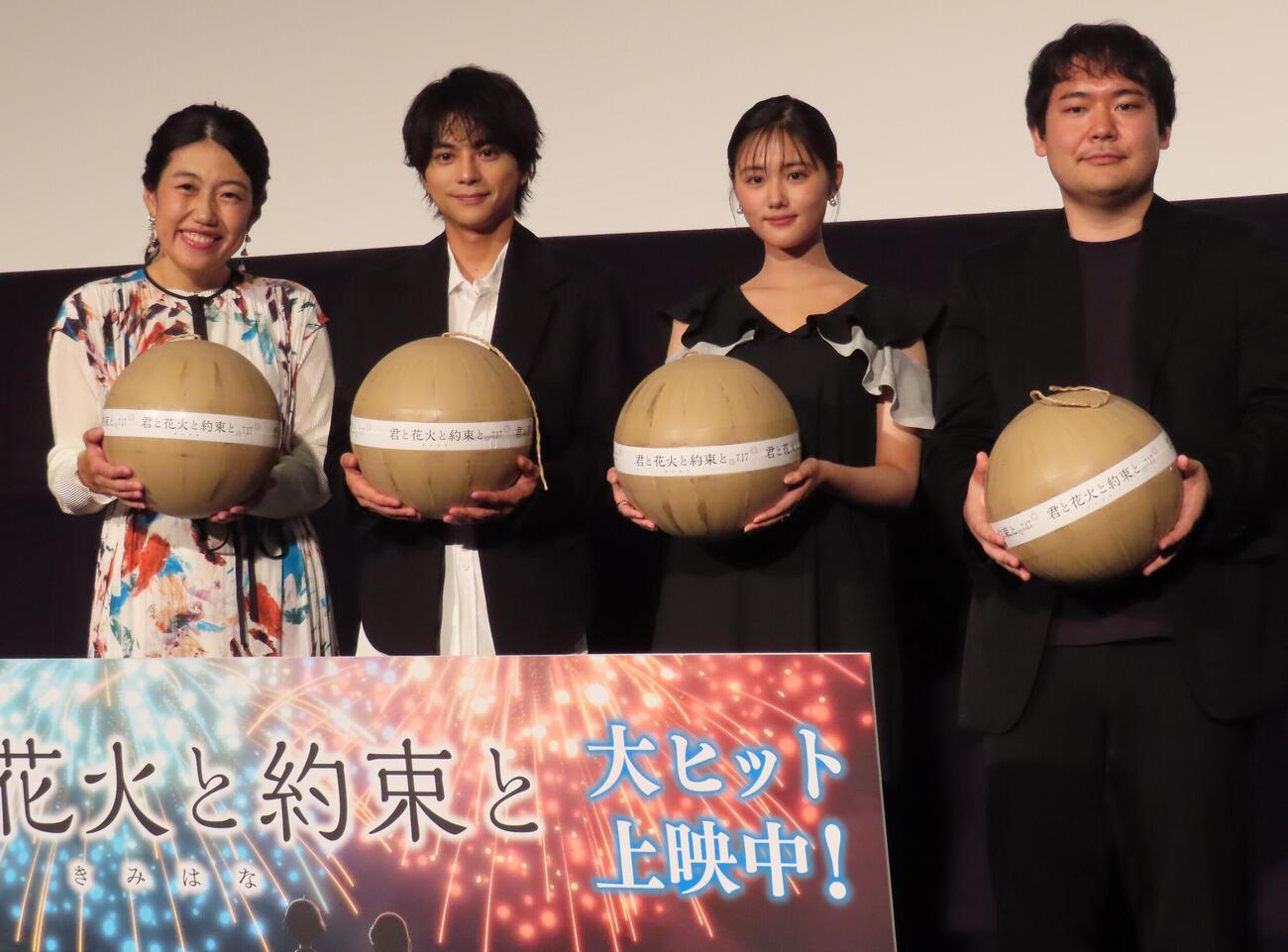 写真に納まる、左から横澤夏子、佐藤勝利、原菜乃華、鈴木慧監督