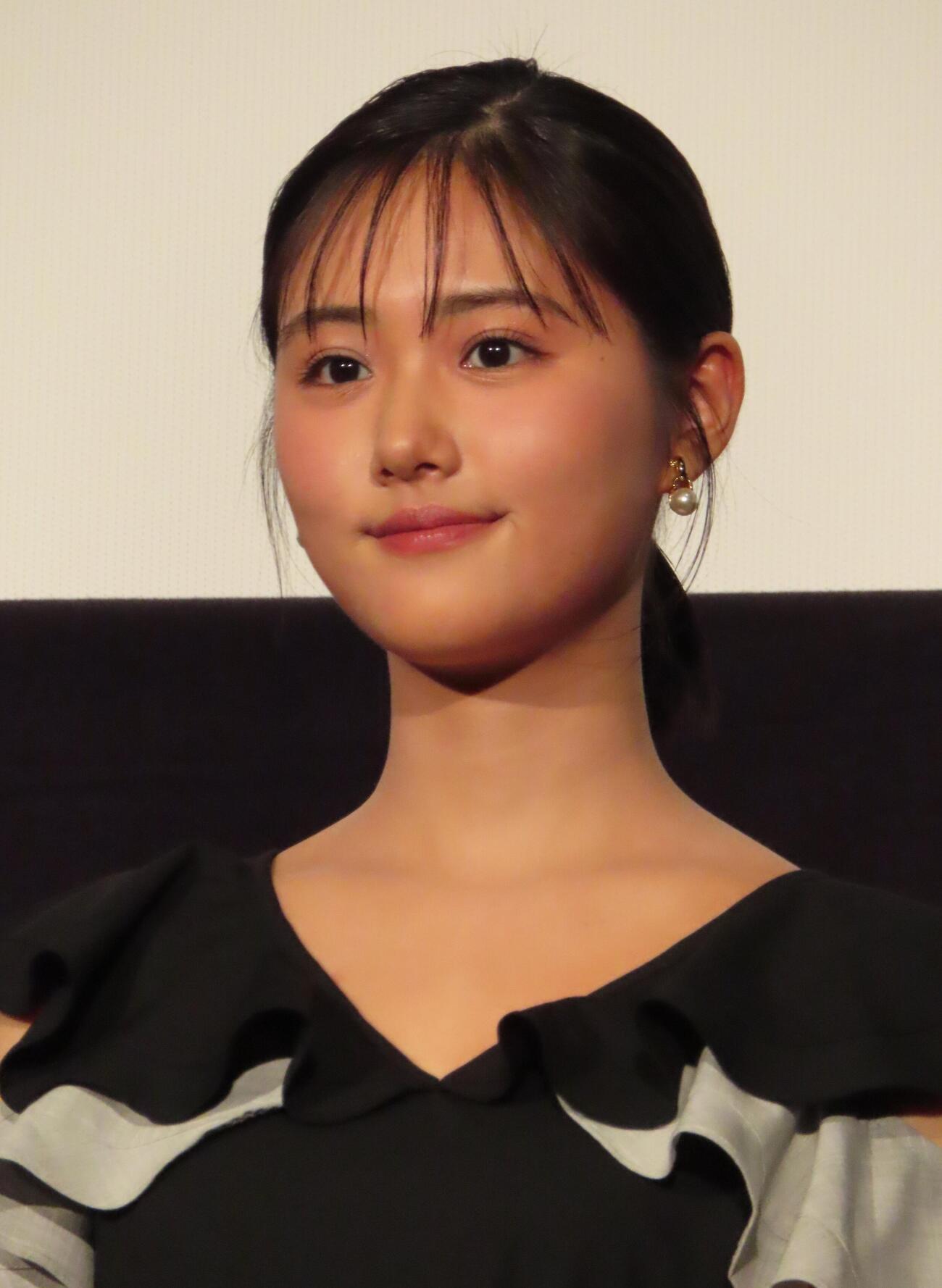 アニメーション映画「君と花火と約束と」の初日舞台あいさつに出席した原菜乃華