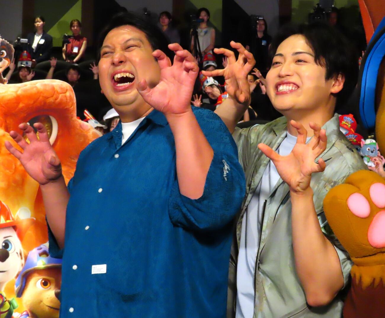 「パウ・パトロール　ザ・ダイノ・ムービー」日本最速親子試写に登壇したレインボーのジャンボたかお（左）と池田直人