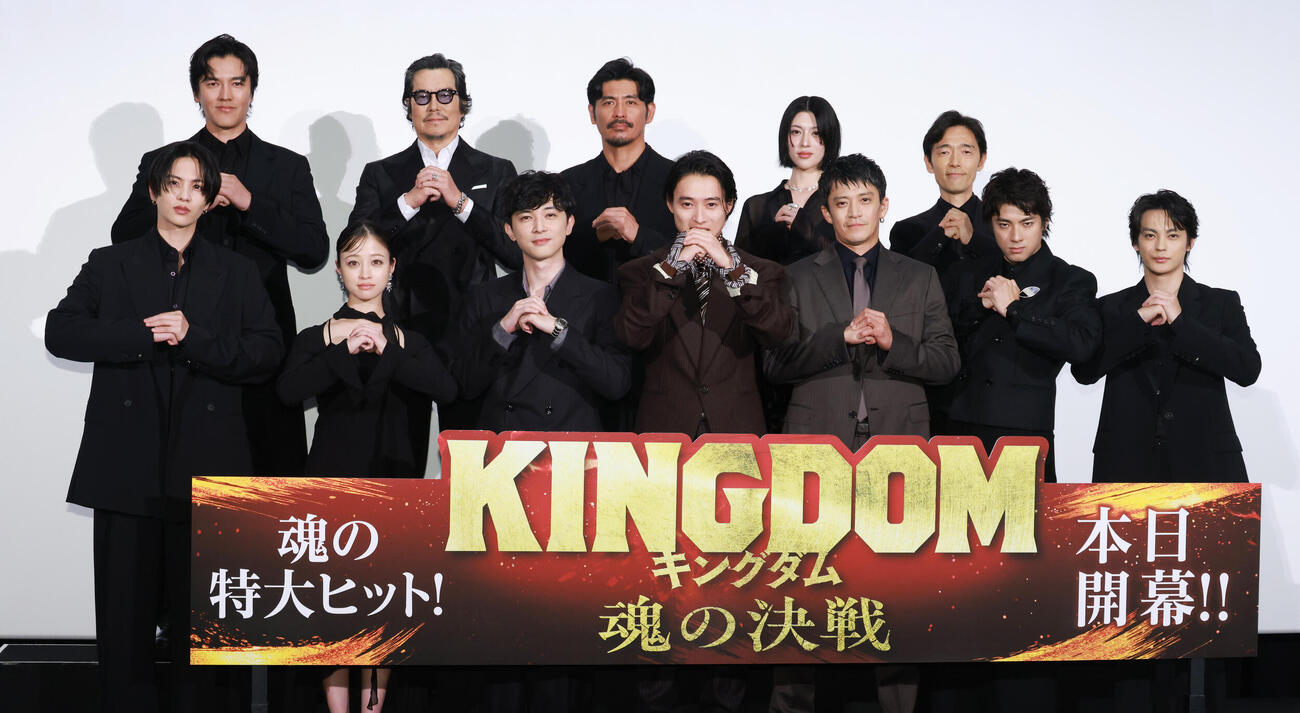 映画「キングダム　魂の決戦」の初日舞台あいさつを行う、前列左から志尊淳、橋本環奈、吉沢亮、山﨑賢人、小栗旬、山田裕貴、神尾楓珠、後列左から要潤、豊川悦司、坂口憲二、三吉彩花、佐藤信介監督（撮影・中島郁夫）
