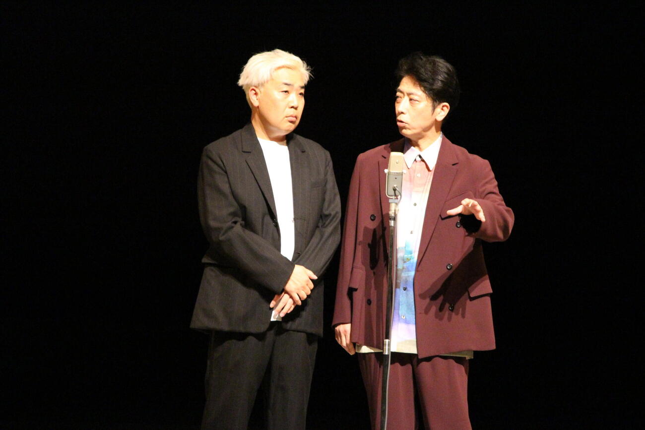 漫才もしっかり聞かせたフットボールアワー。岩尾望（左）と後藤輝基