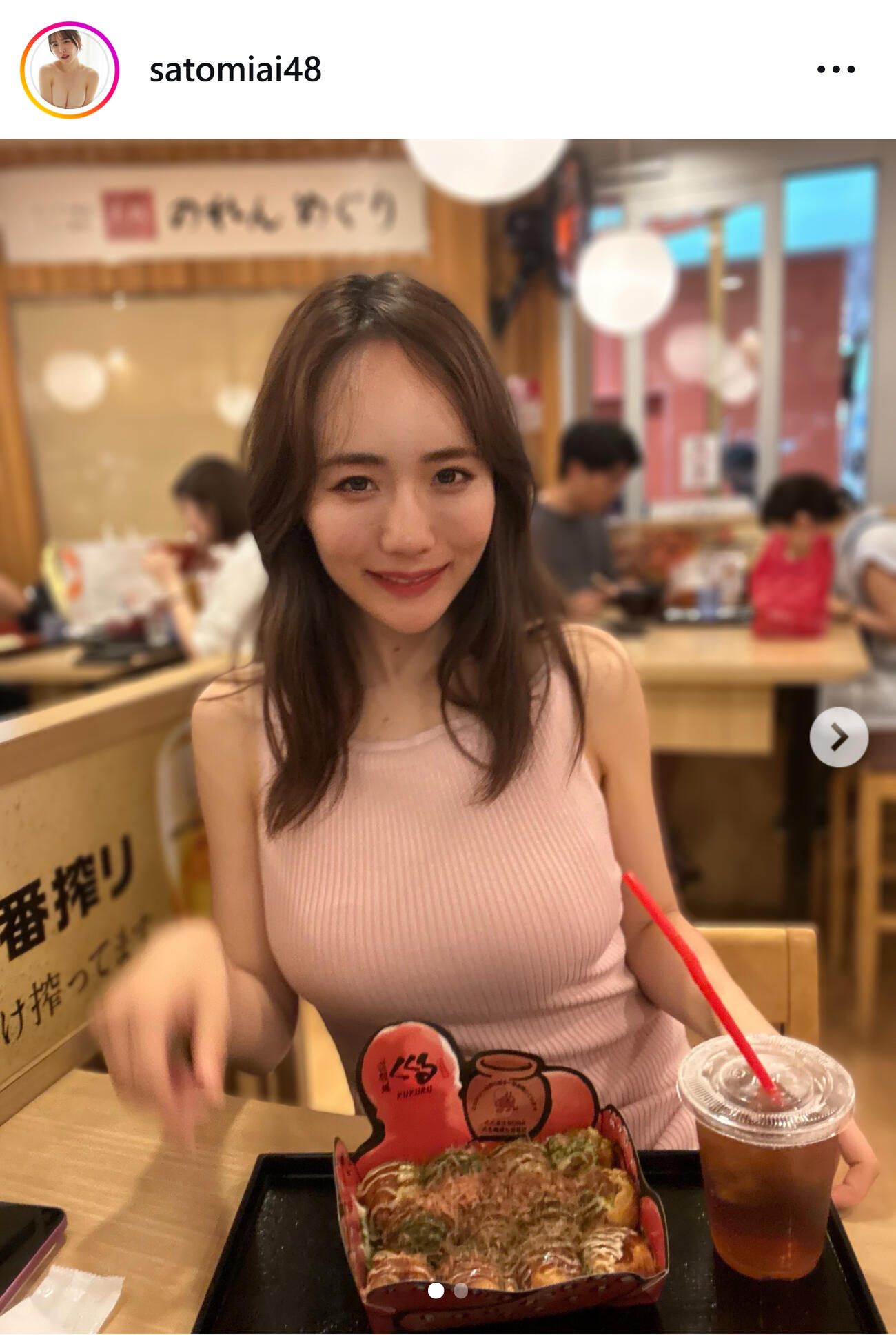 ボディーラインくっきりトップス姿（さとみあいのインスタグラムから）