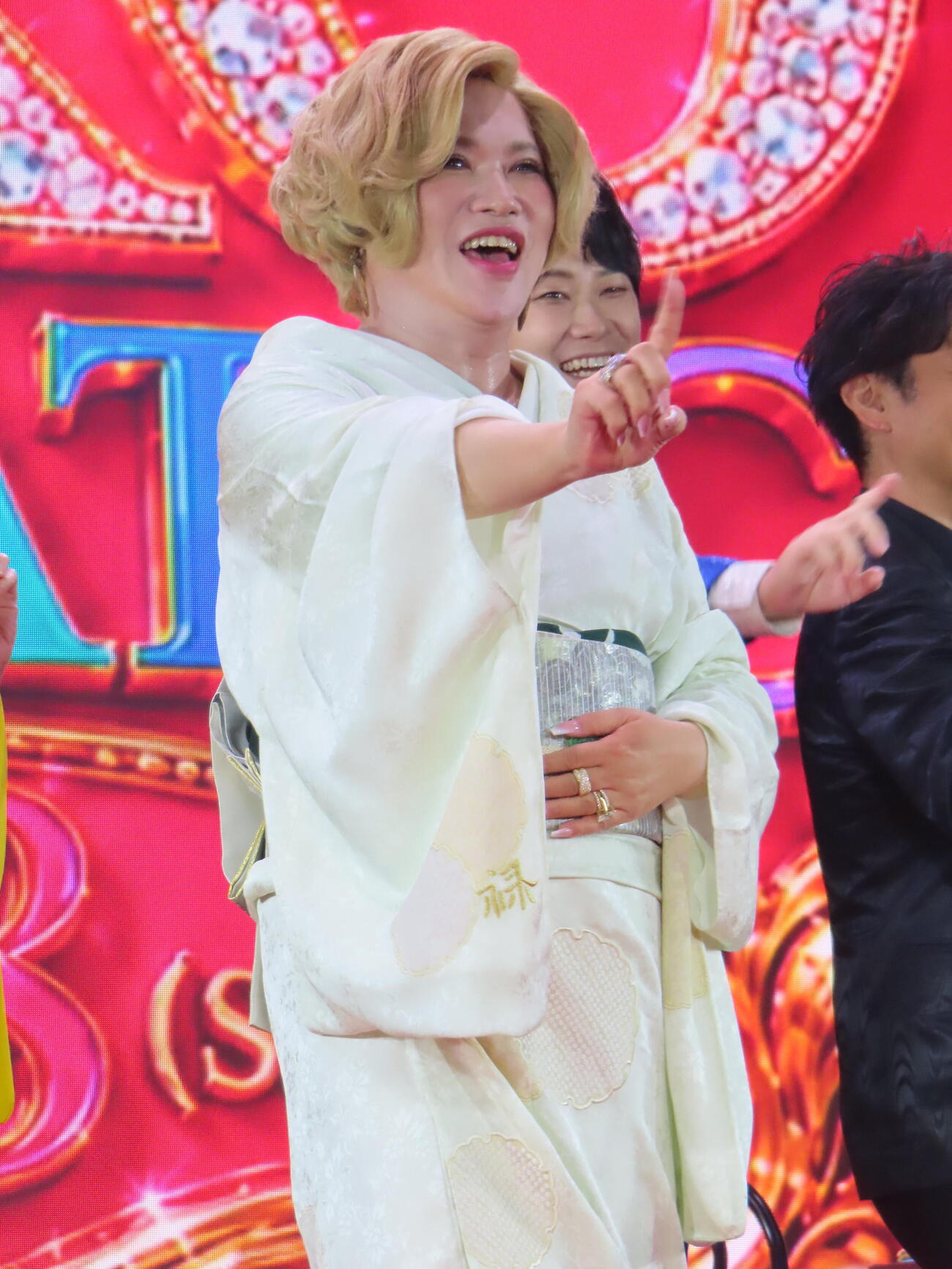 「IKKO DRAMATIC　～Beauty Music SHOW～」取材会で「どんだけ～」ポーズをするIKKO（撮影・鎌田良美）