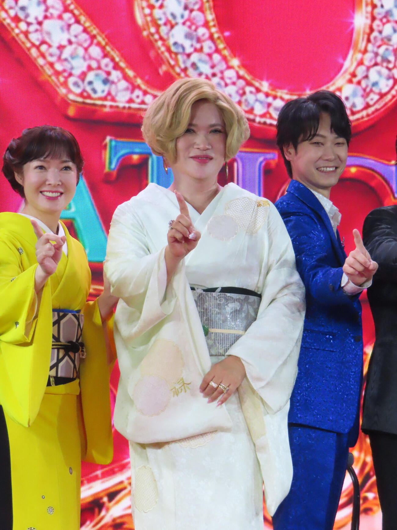 「IKKO DRAMATIC　～Beauty Music SHOW～」取材会で「どんだけ～」ポーズをする、左から田川寿美、IKKO、駿河ヤマト（撮影・鎌田良美）
