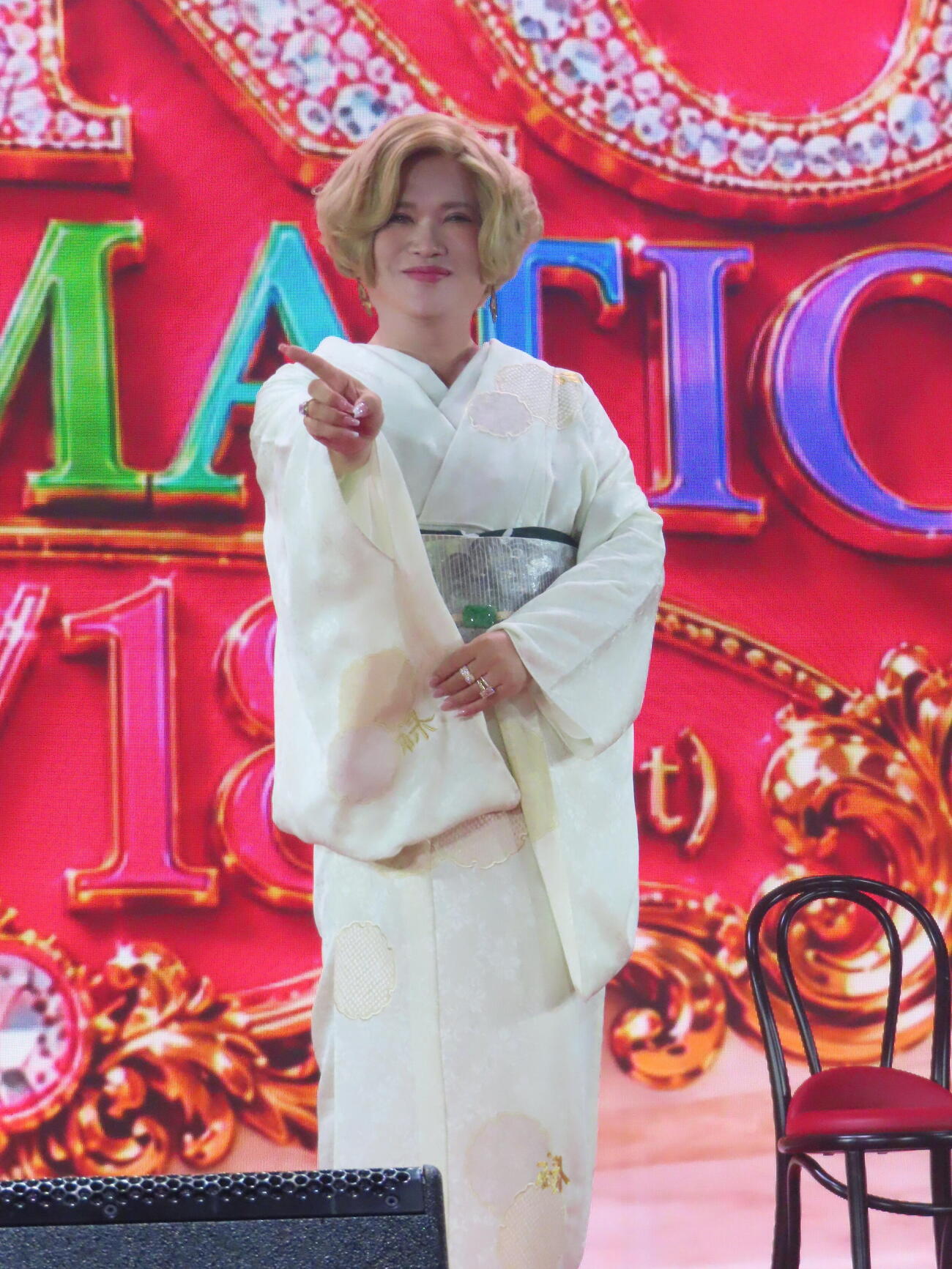 「IKKO DRAMATIC　～Beauty Music SHOW～」取材会で「どんだけ～」ポーズをするIKKO（撮影・鎌田良美）