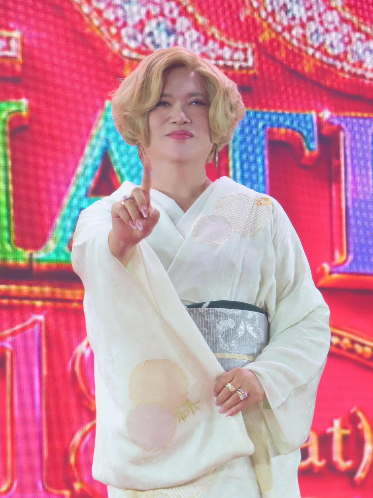「IKKO DRAMATIC　～Beauty Music SHOW～」取材会で「どんだけ～」ポーズをするIKKO（撮影・鎌田良美）